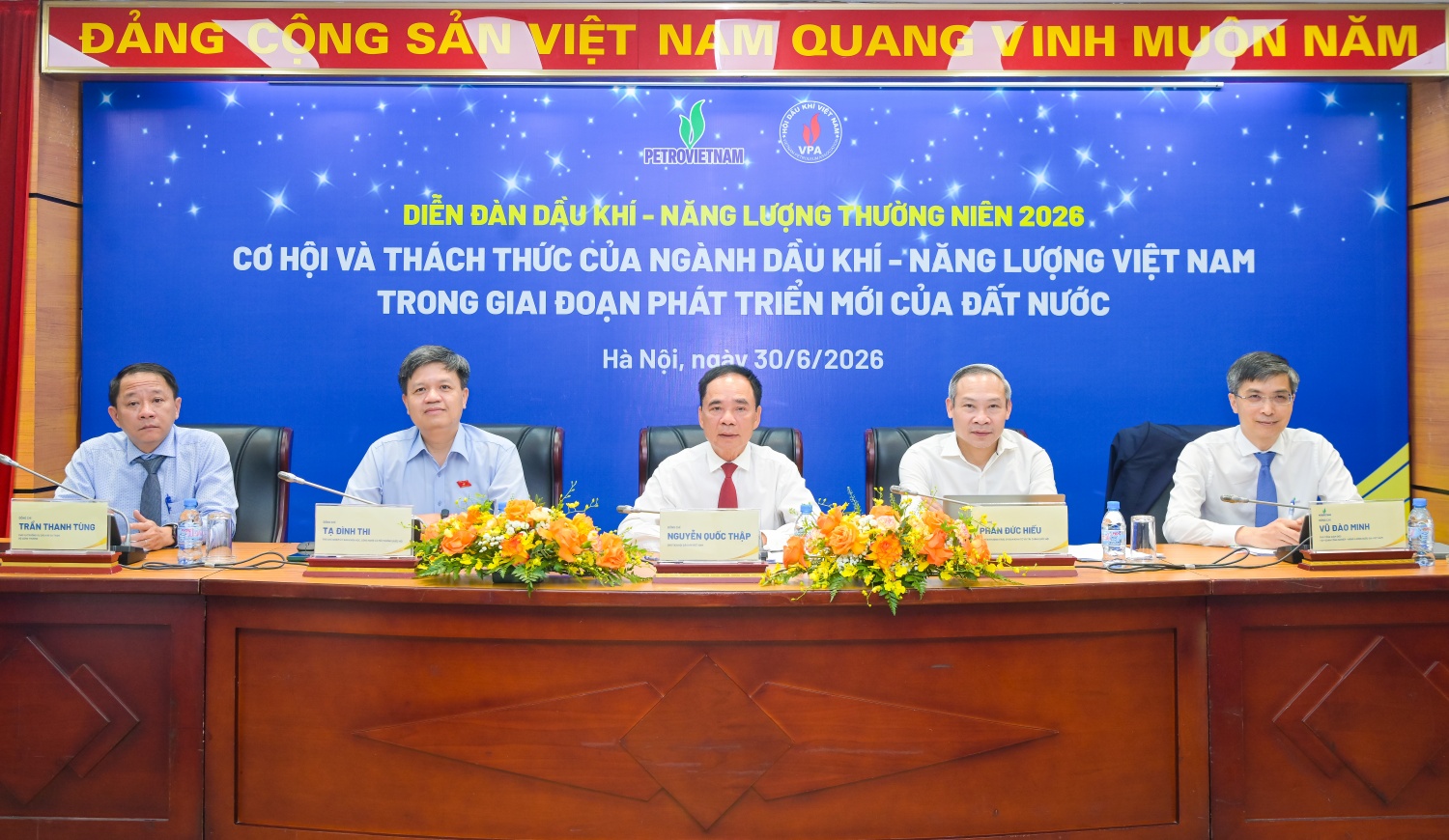Ban Chủ tọa điều hành diễn đàn.