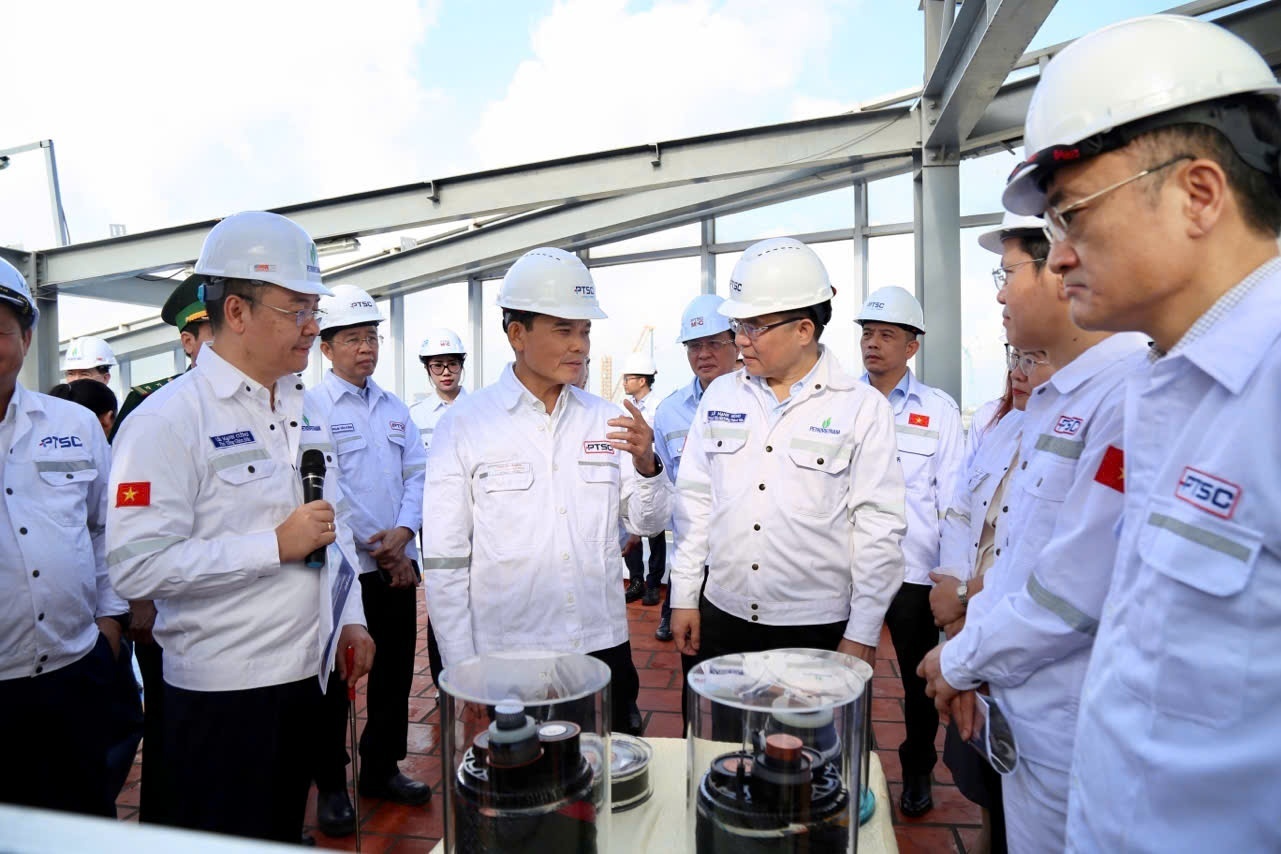 Đồng chí Trần Lưu Quang, Ủy viên Bộ Chính trị, Bí thư Thành ủy TP HCM thăm cảng dịch vụ năng lượng, dầu khí biển của Petrovietnam tại TP HCM