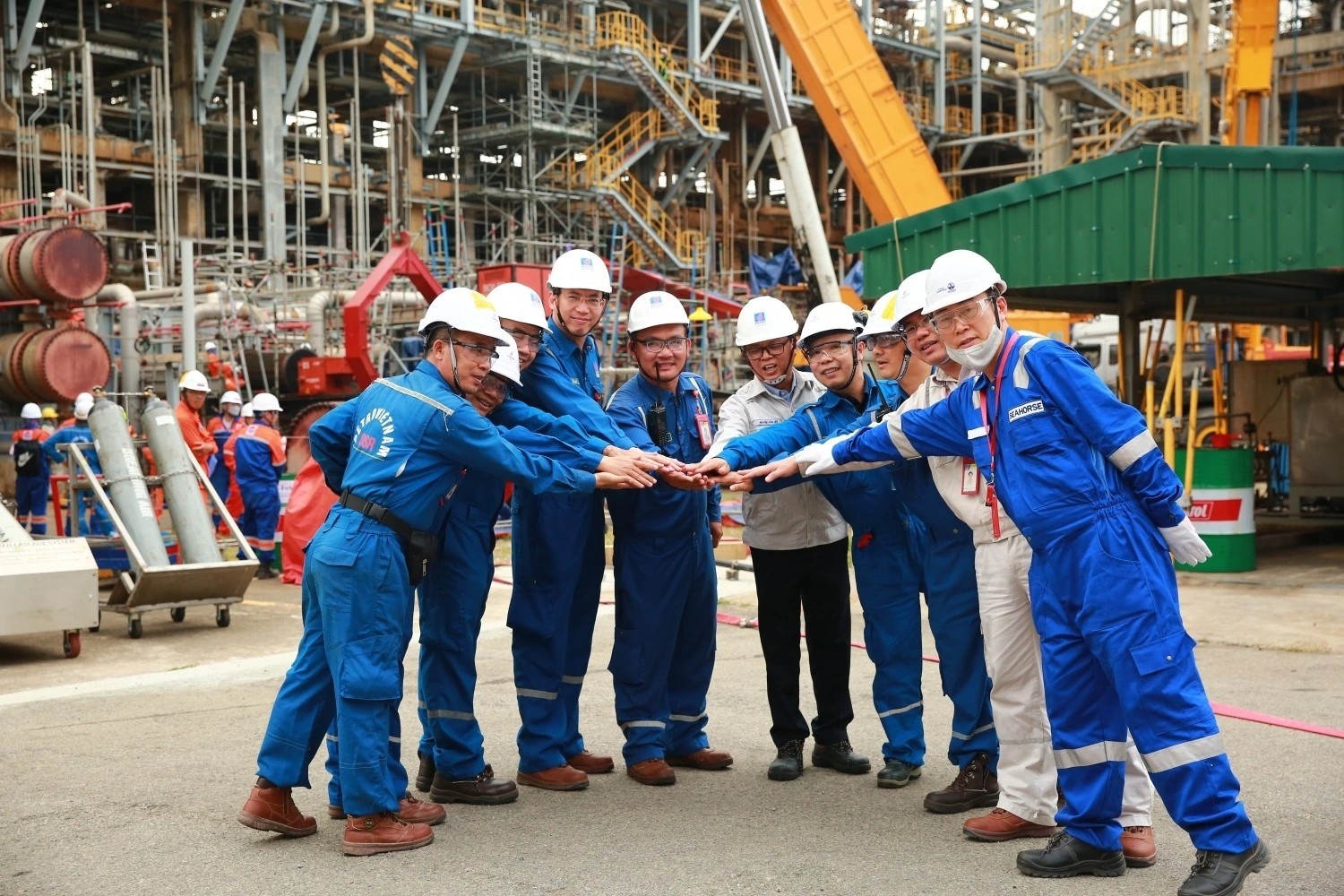 Petrovietnam đặt mục tiêu đến hết năm 2026, Tập đoàn và các đơn vị thành viên hoàn thành việc xây dựng, nâng cấp, tích hợp các nền tảng truyền thông nội bộ số như E-learning, ứng dụng nội bộ, nền tảng mạng xã hội… phục vụ công tác phổ biến, giáo dục pháp luật cho công nhân, người lao động.
