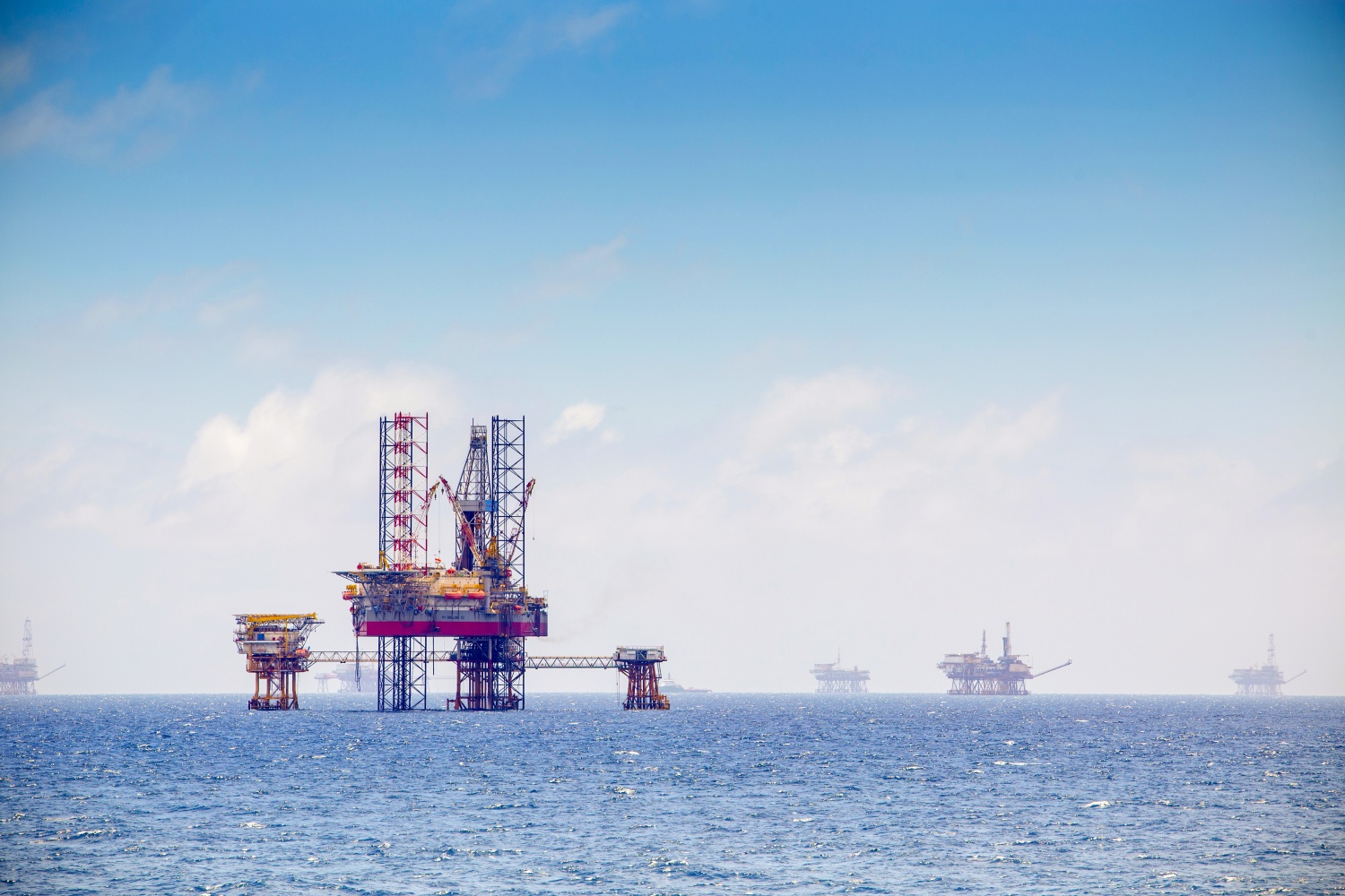 Petrovietnam có nhiều điều kiện thuận lợi để tham gia phát triển các ngành công nghiệp năng lượng biển