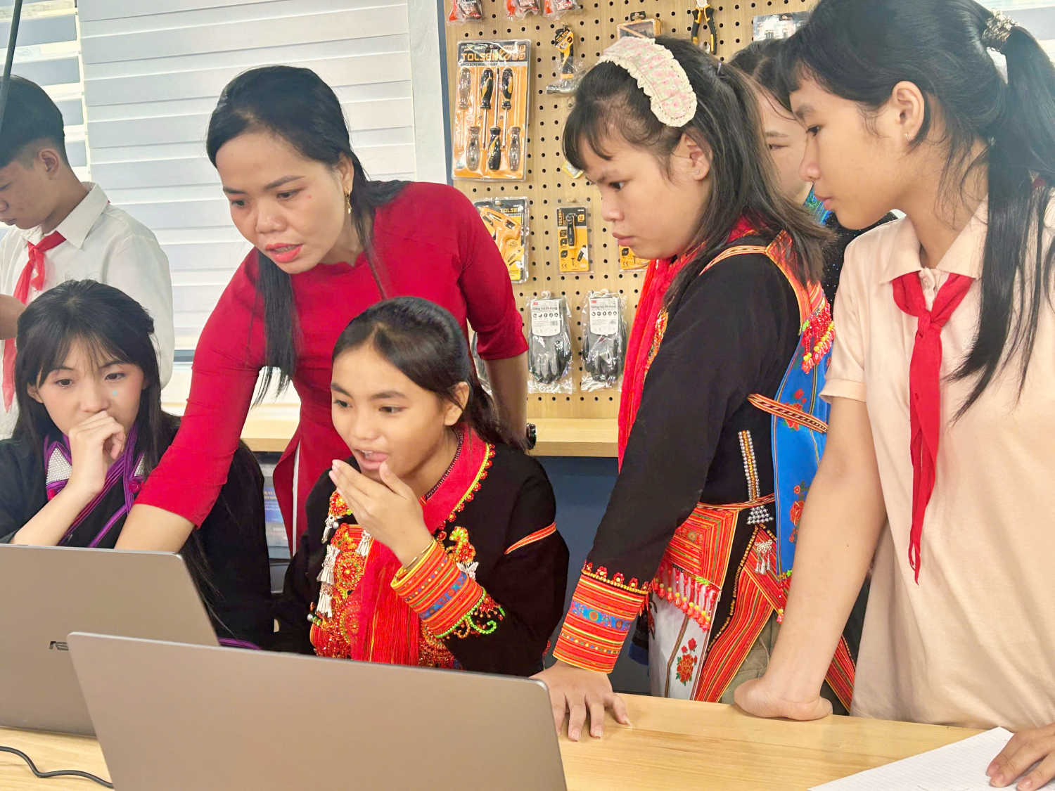 Cô Trần Thị Giang - giáo viên Tin học: 