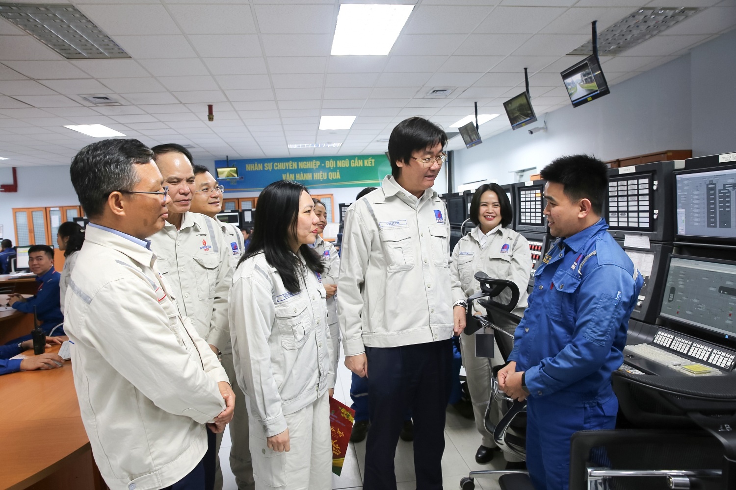 Đồng chí Nguyễn Mạnh Kha - Ủy viên BCH Tổng Liên đoàn Lao động Việt Nam, Ủy viên BCH Đảng bộ, Chủ tịch Công đoàn PETROVIETNAM thăm hỏi, động viên người lao động BSR làm việc tại NMLD Dung Quất.