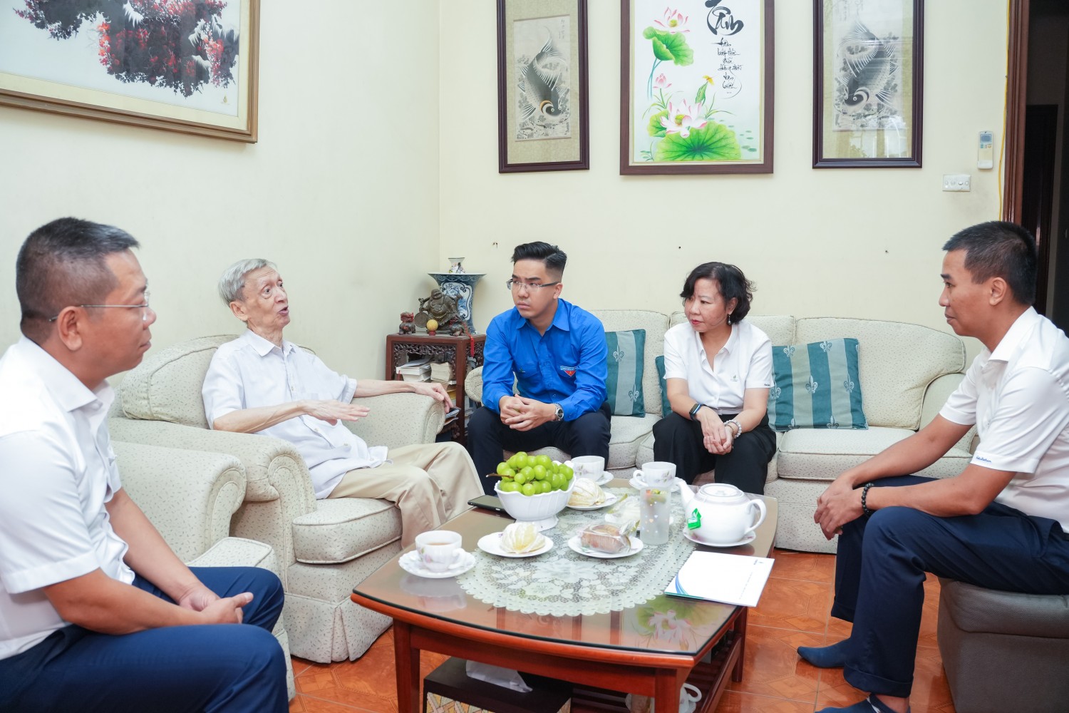 Đoàn công tác tới thăm hỏi, trò chuyện với ông Nguyễn Hiệp, nguyên Trưởng Ban LLHT PETROVIETNAM.