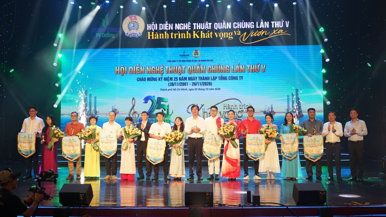 Ban Tổ chức trao kỷ niệm chương và cờ lưu niệm cho đại diện 7 đội tham gia Hội diễn, ghi nhận sự chuẩn bị, tinh thần hưởng ứng và đóng góp của các đơn vị đối với hoạt động văn hóa chung của Tổng công ty.