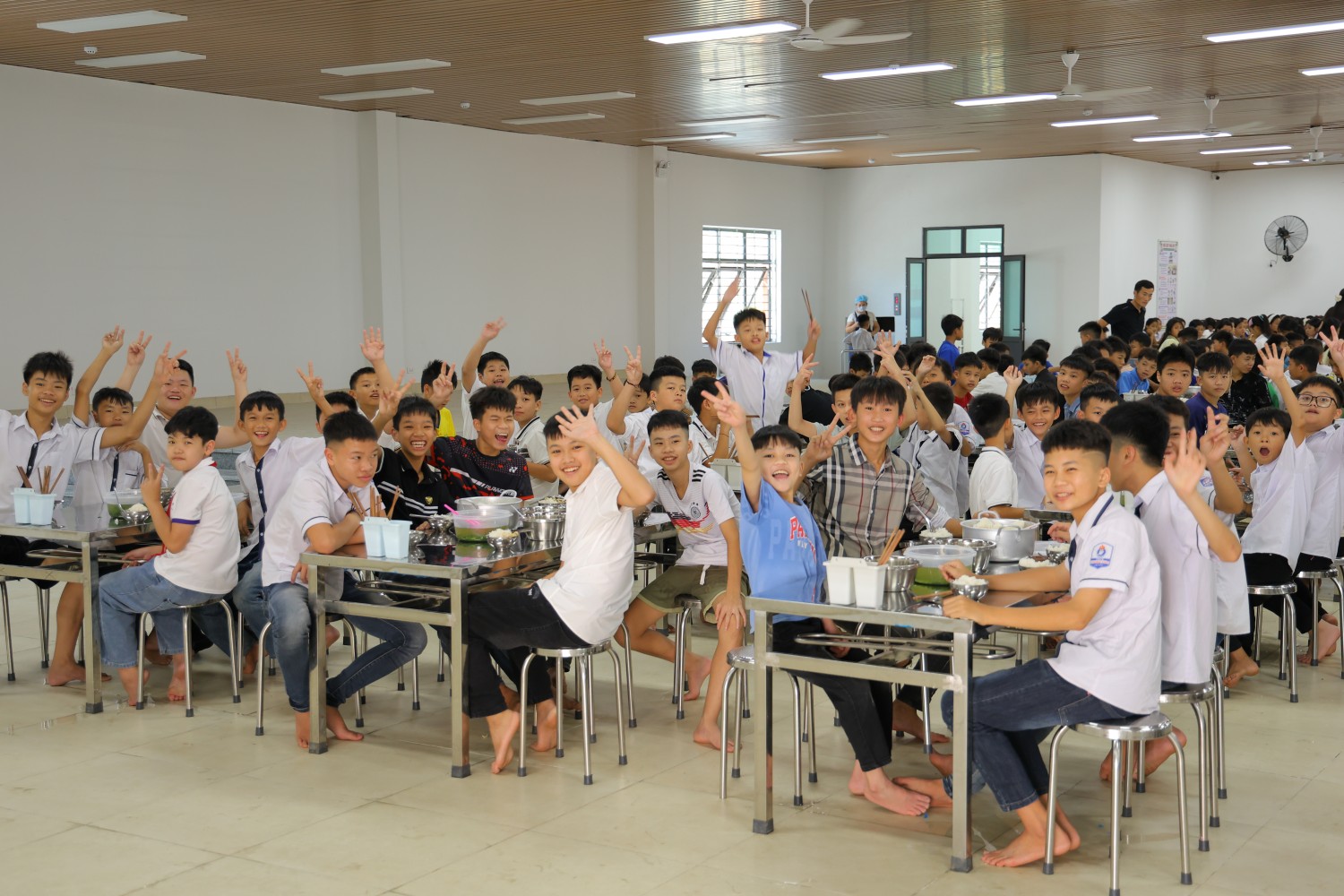 Chất lượng bữa ăn của học sinh Trường PETROVIETNAM - Phong Thổ được giám sát bởi chính quyền xã, Ban Giám hiệu và cả phụ huynh học sinh.