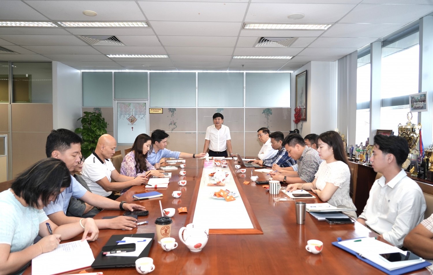 Đồng chí Trần Quang Dũng, Phó Bí thư thường trực Đảng ủy Tập đoàn sinh hoạt cùng Chi bộ Tuyên giáo - Truyền thông.