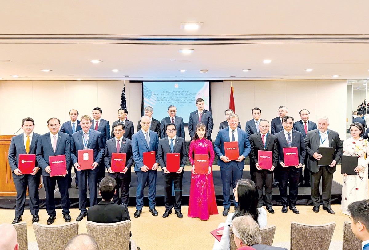 Dưới sự chứng kiến của Tổng Bí thư, Chủ tịch nước Tô Lâm cùng lãnh đạo cấp cao, Tổng Giám đốc BSR Nguyễn Việt Thắng (thứ 6 từ trái qua, hàng đầu) trao Thỏa thuận khung mua dầu thô với đối tác ExxonMobil châu Á - Thái Bình Dương