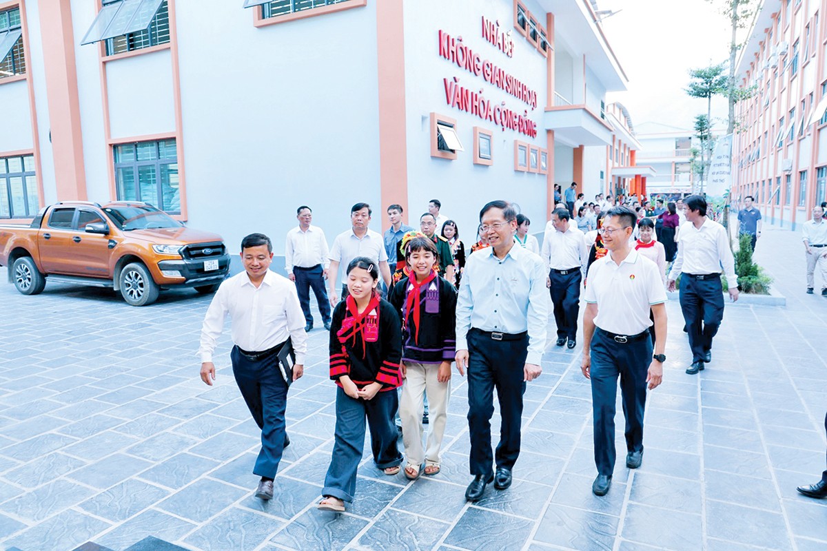 Các đại biểu, thầy cô giáo và học sinh hòa chung không khí hân hoan của ngày hội Trung thu tại Trường PETROVIETNAM - Phong Thổ