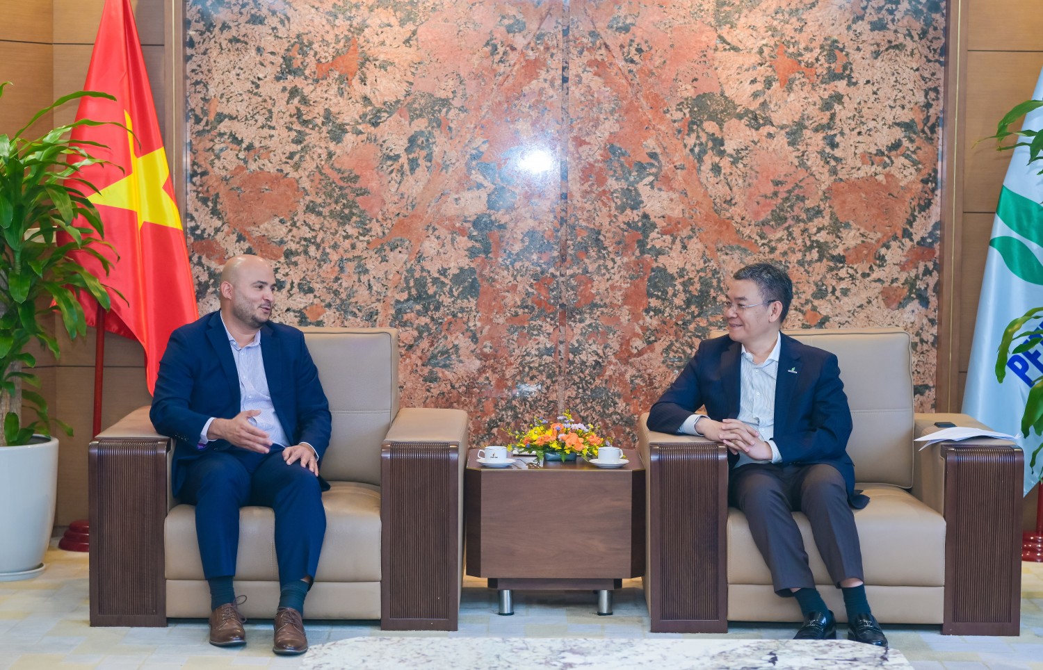 Tổng Giám đốc PETROVIETNAM Lê Mạnh Cường trao đổi với ông Francisco R. Garcia.