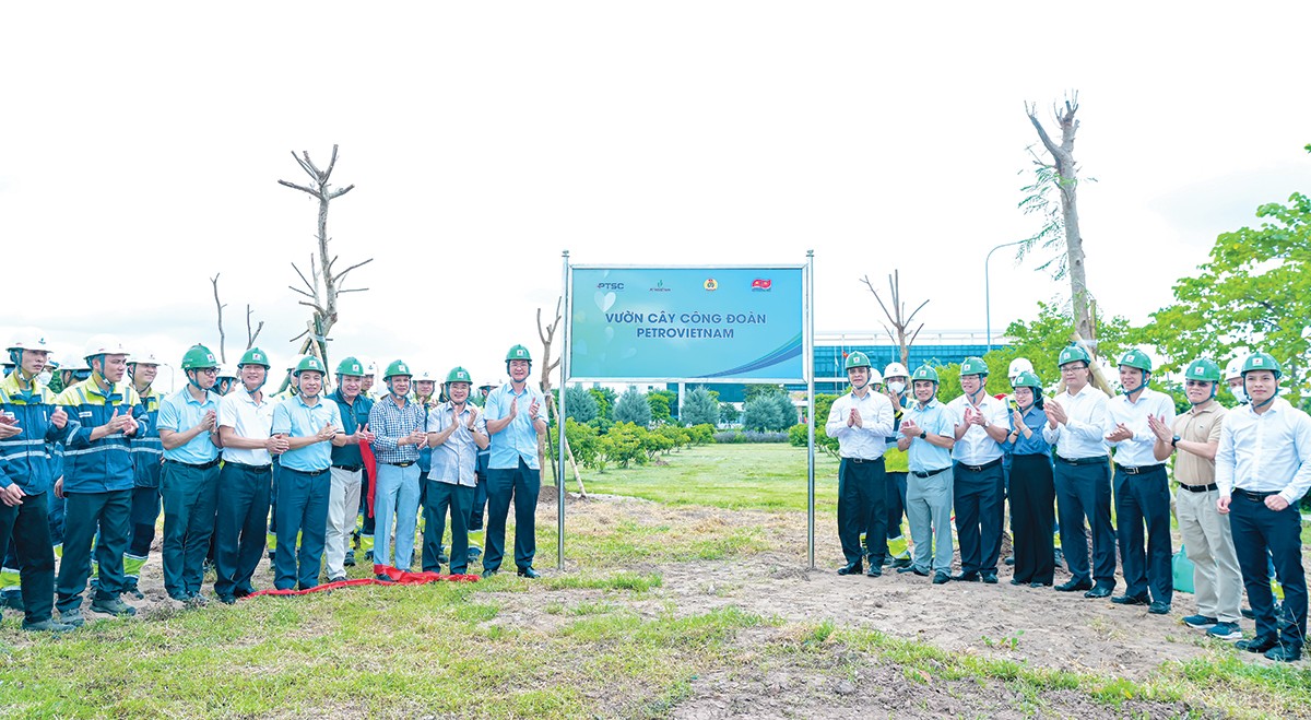 Các đại biểu thực hiện nghi thức gắn biển công trình Vườn cây Công đoàn PETROVIETNAM