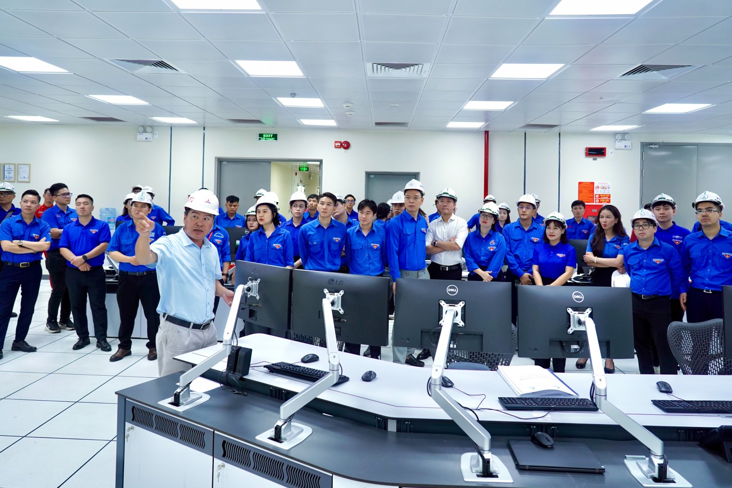 Đoàn tham quan phòng điều khiển trung tâm của Nhà máy điện Nhơn Trạch 3 và 4.