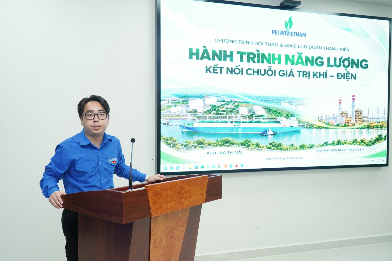 Đồng chí Phạm Đăng An đặt vấn đề về cơ hội để đoàn viên, kỹ sư trẻ tham gia nghiên cứu, thực hiện các sáng kiến cải tiến kỹ thuật tại Nhơn Trạch 3 và 4.