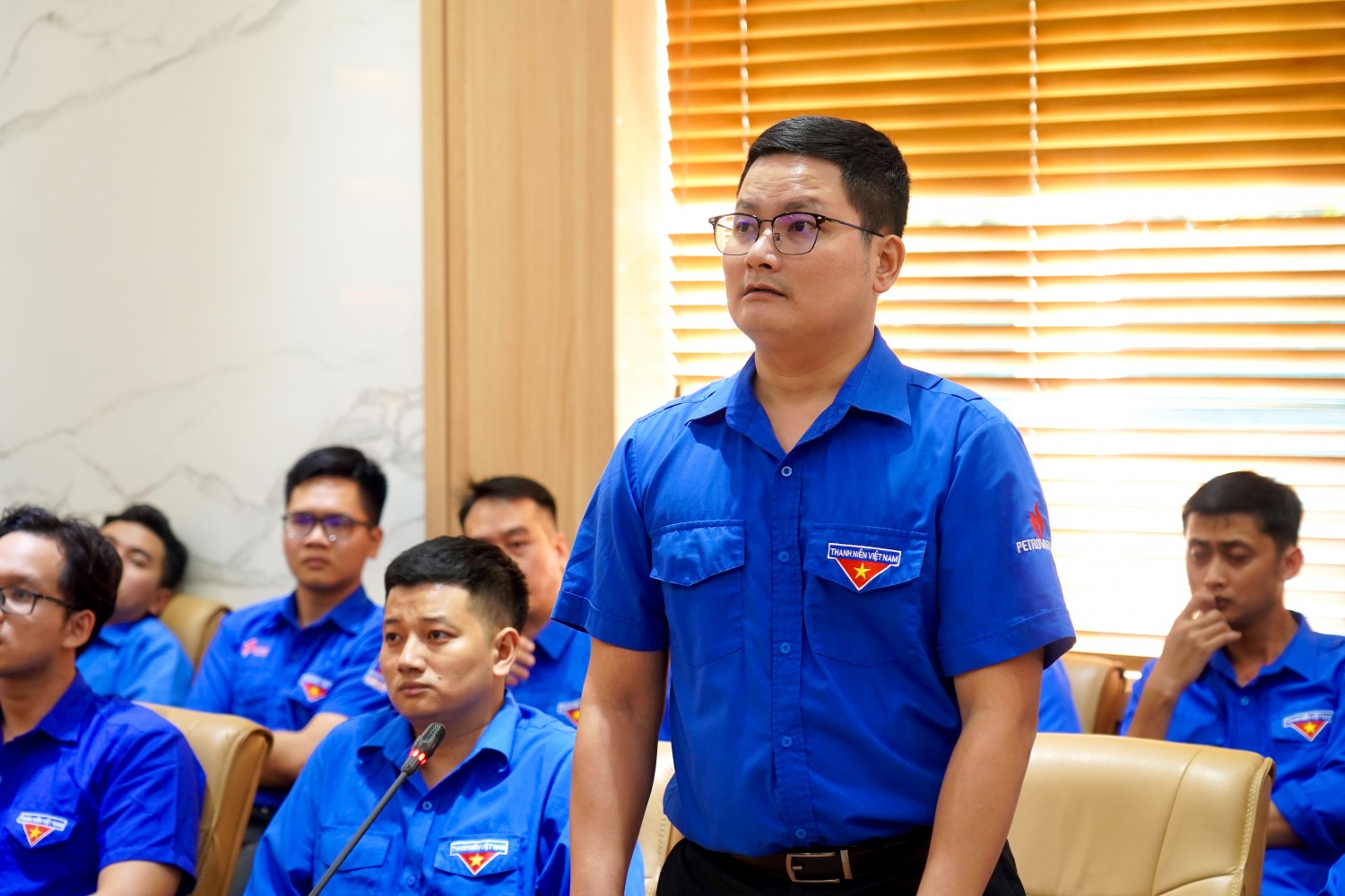 Đồng chí Nguyễn Văn Tùng giới thiệu tổng quan về hoạt động của kho cảng.