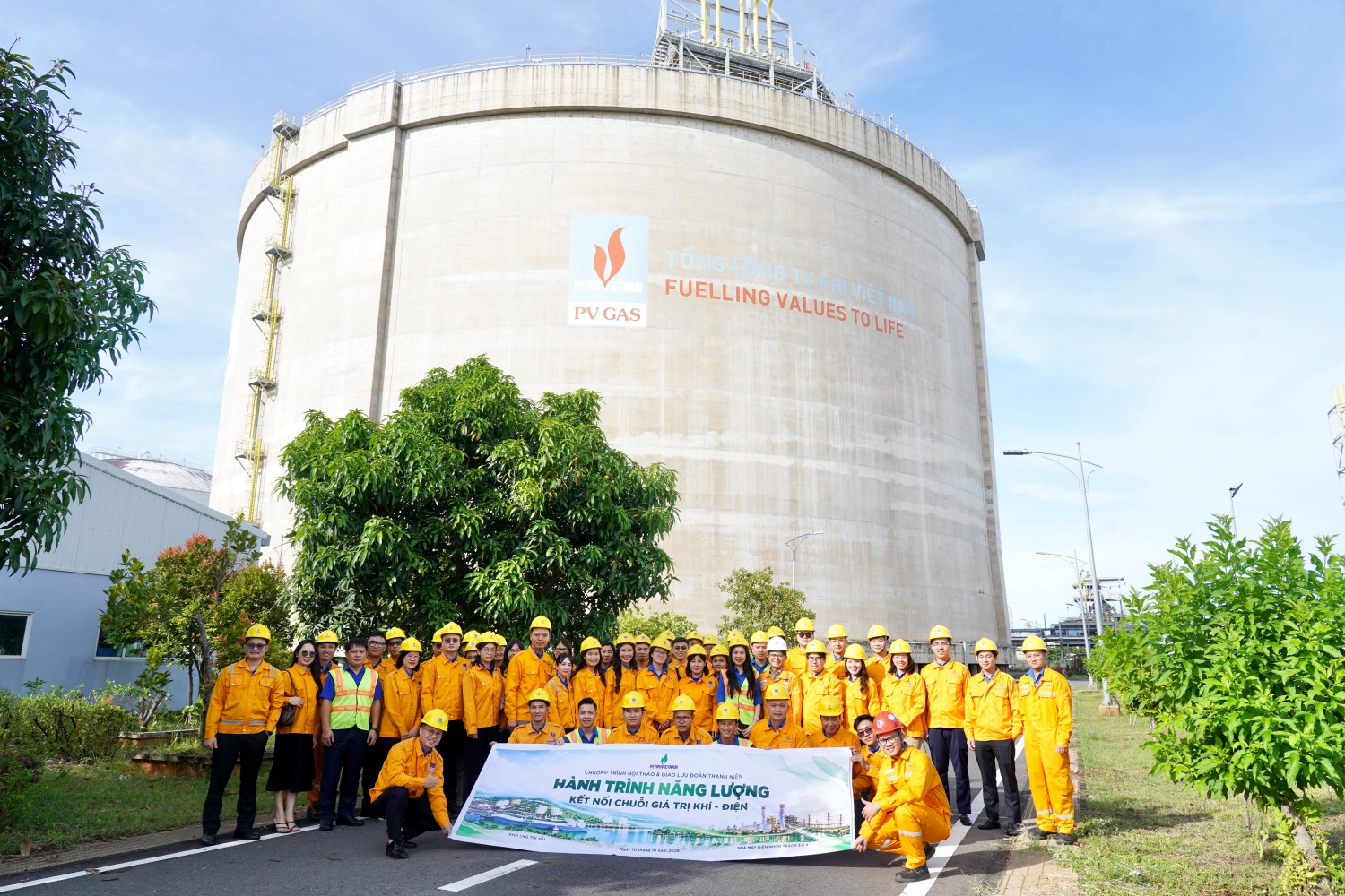 Đoàn tham quan tại hệ thống bồn chứa khí LNG tại Kho LNG Thị Vải.