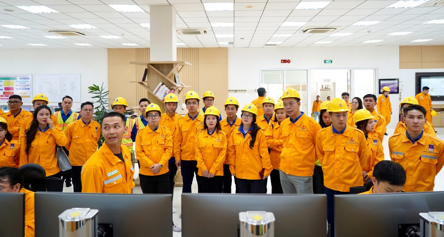 Đoàn tham quan tại phòng điều khiển trung tâm của Kho LNG Thị Vải.