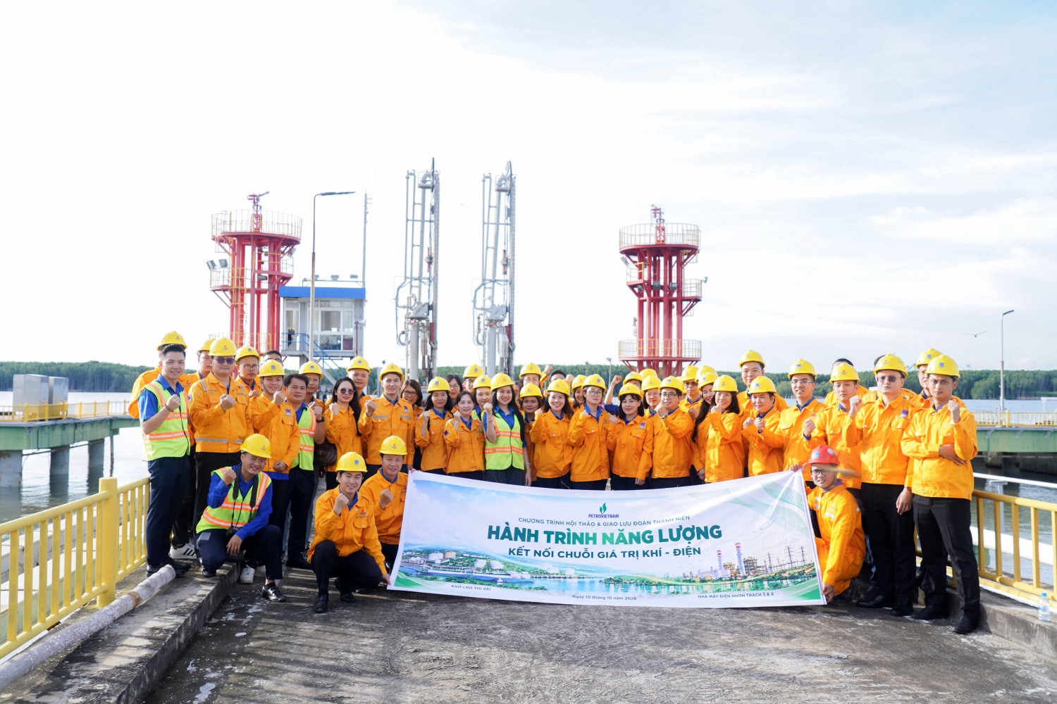 Đoàn tham quan tại Kho LNG Thị Vải.