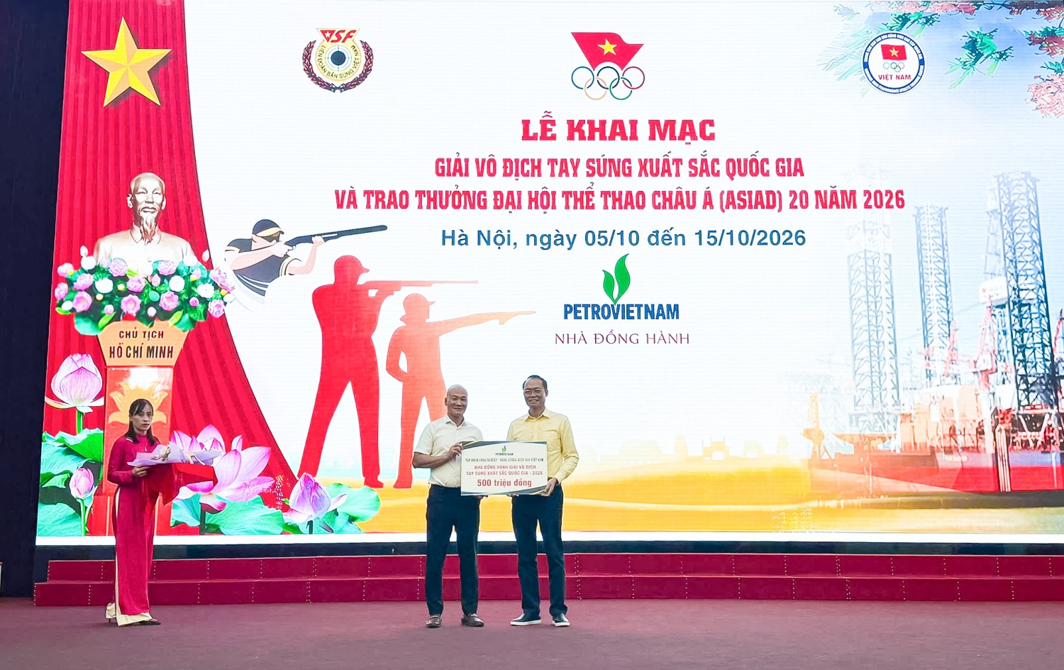 Đại diện PETROVIETNAM trao biểu trưng hỗ trợ Giải vô địch Tay súng xuất sắc quốc gia năm 2026.
