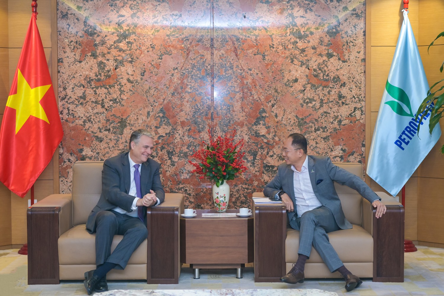Phó Tổng Giám đốc PETROVIETNAM Cao Hoài Dương và ông Michael Roberts trao đổi tại buổi làm việc.