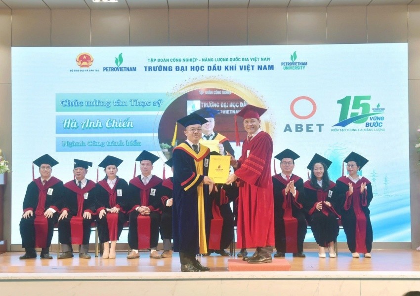 TS Phan Minh Quốc Bình - Hiệu trưởng PVU trao bằng tốt nghiệp cho các thạc sĩ