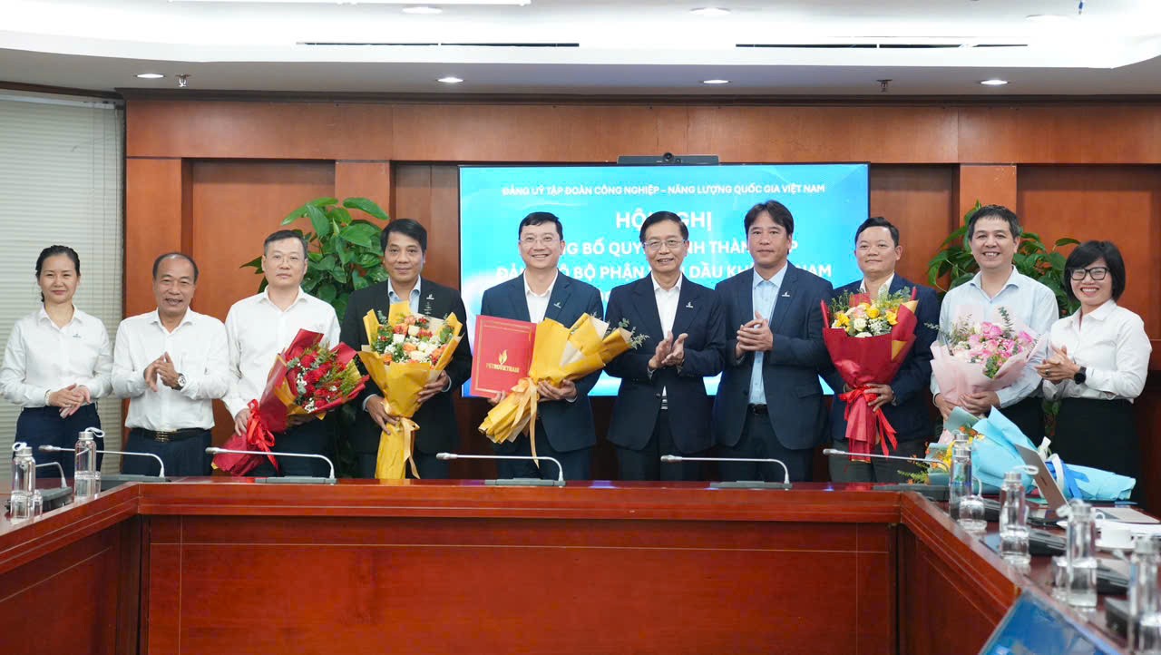 Lãnh đạo Đảng ủy Tập đoàn trao quyết định và chúc mừng Ban Chấp hành Đảng bộ bộ phận Viện Dầu khí Việt Nam nhiệm kỳ 2025 - 2030.