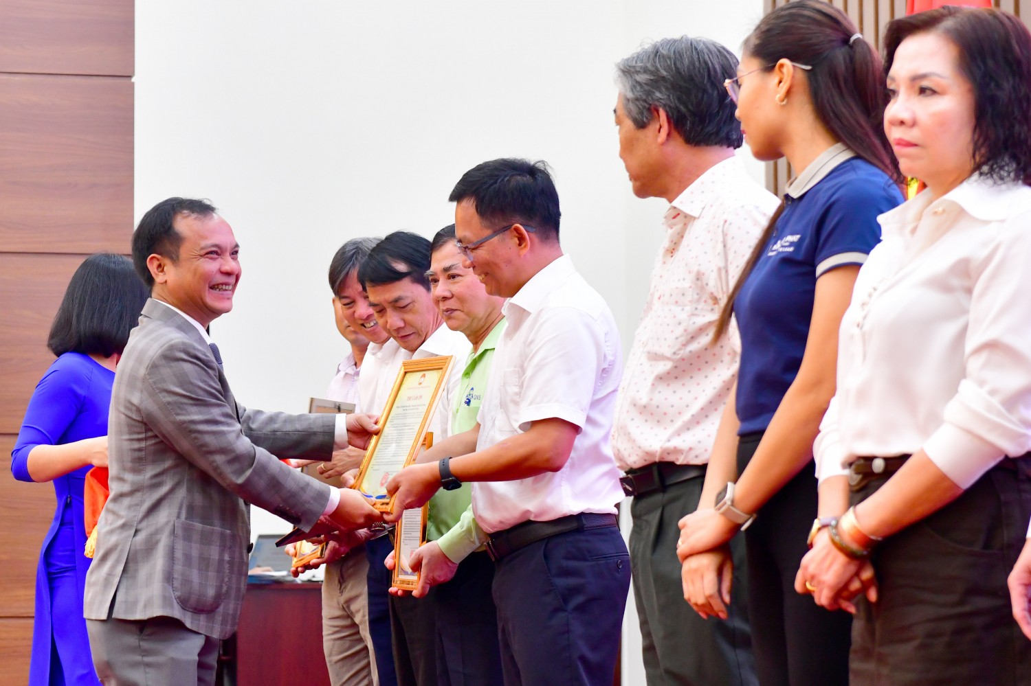 Ông U Huấn - Phó Bí thư Thường trực Tỉnh ủy, Chủ tịch Ủy ban MTTQ Việt Nam tỉnh Quảng Ngãi trao thư cảm ơn cho ông Cao Tuấn Sĩ - Giám đốc NMLD Dung Quất.