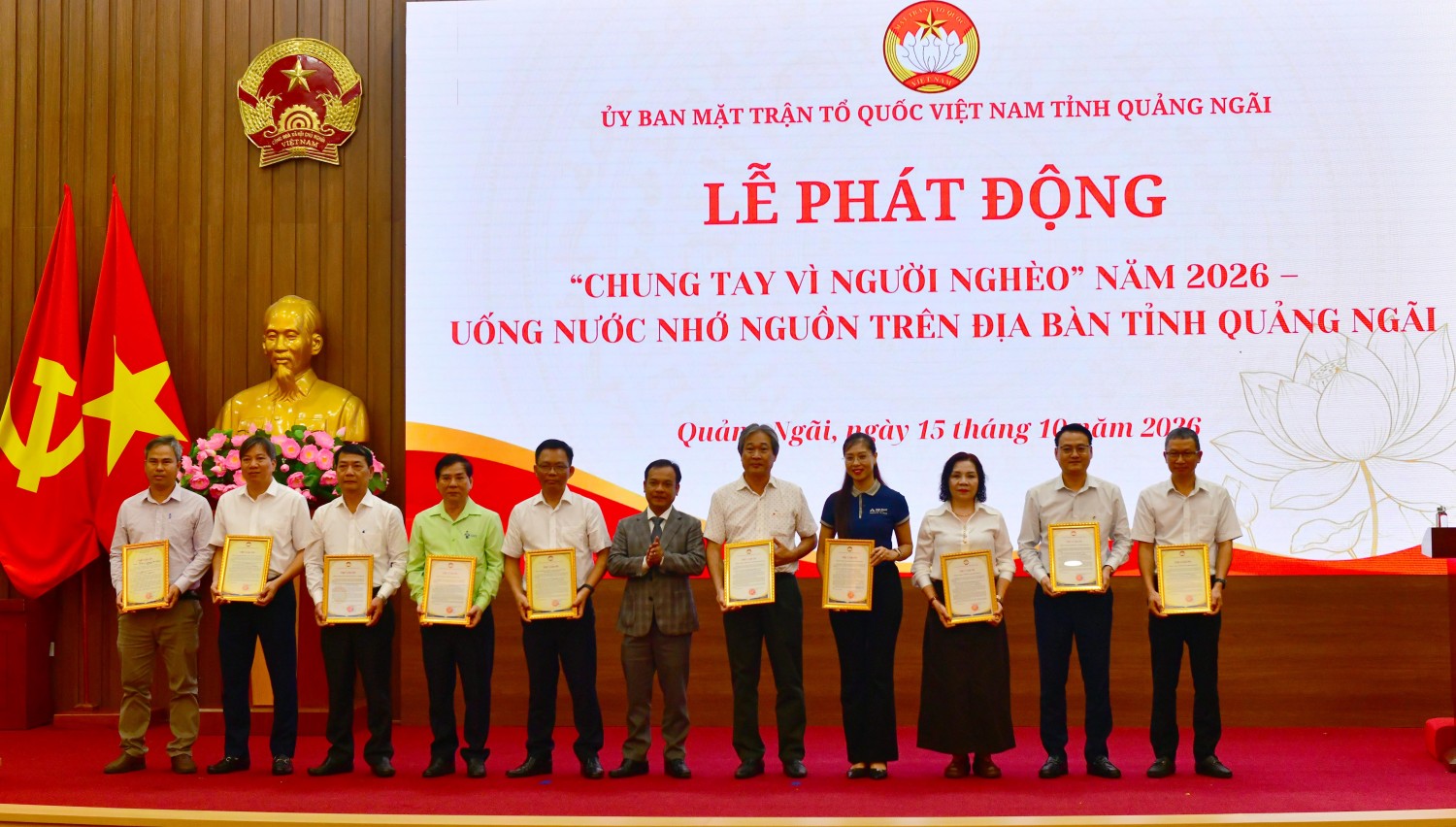 Lãnh đạo tỉnh Quảng Ngãi trao thư cảm ơn các tổ chức, cá nhân đã ủng hộ quỹ.