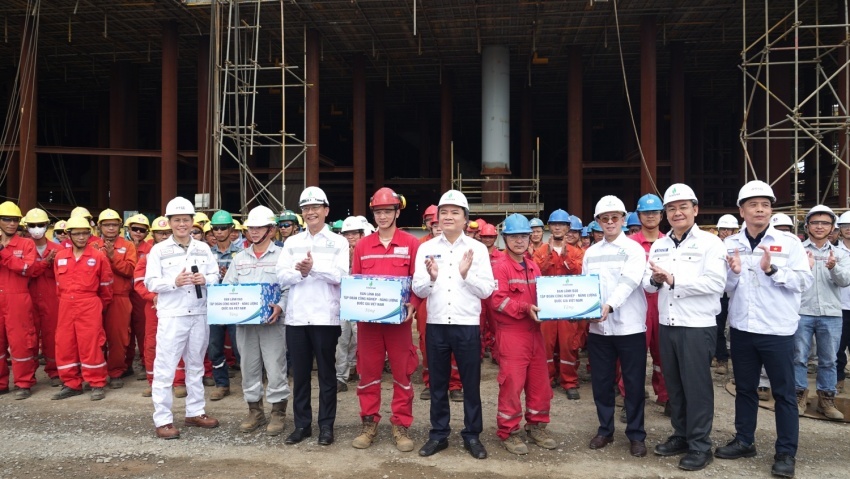 Lãnh đạo PETROVIETNAM tặng quà người lao động trên công trường Dự án Lô B, Trung tâm Công nghiệp Năng lượng và Hậu cần Kỹ thuật PTSC (Phường Vũng Tàu, TP Hồ Chí Minh).