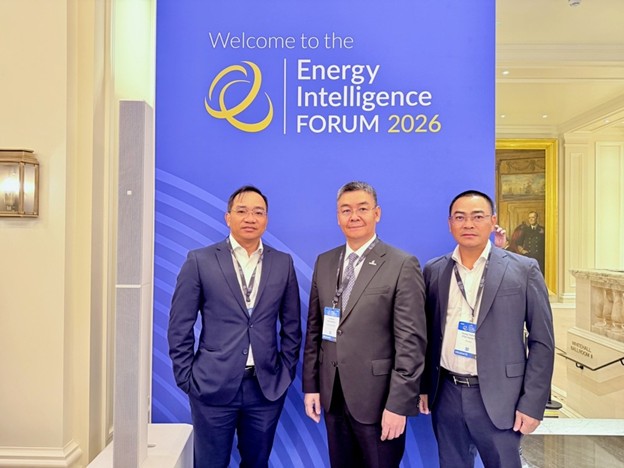 Mr. Le Manh Cuong, President & CEO of PETROVIETNAM, and delegation members attend the forum.