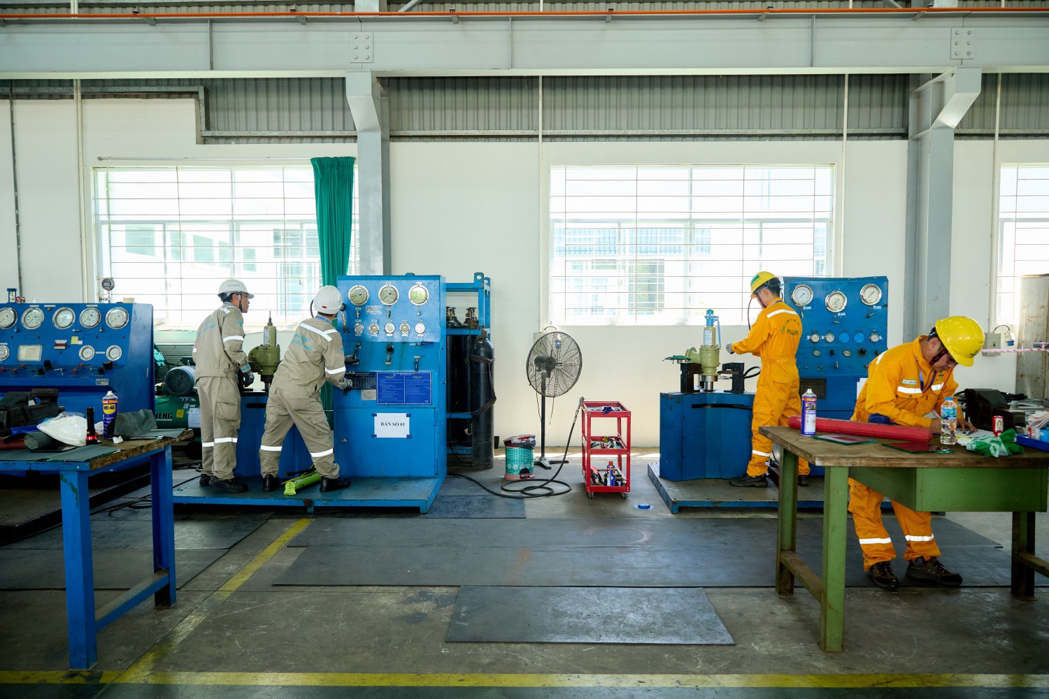 Tại khu vực thi Bảo dưỡng thiết bị tĩnh, các thí sinh làm việc với hệ thống van, bàn thử và thiết bị đo áp suất chuyên dụng. Không chỉ yêu cầu thành thạo thao tác cơ khí, nghề thi còn đòi hỏi khả năng đọc hiểu thông số kỹ thuật, nắm vững nguyên lý hoạt động và vận dụng đúng quy trình kiểm tra thiết bị. Đối với van an toàn, việc thử nghiệm áp suất mở, áp suất đóng lại và kiểm tra độ kín theo tiêu chuẩn áp dụng là những bước quan trọng để đánh giá khả năng đáp ứng yêu cầu vận hành của thiết bị sau bảo dưỡng.