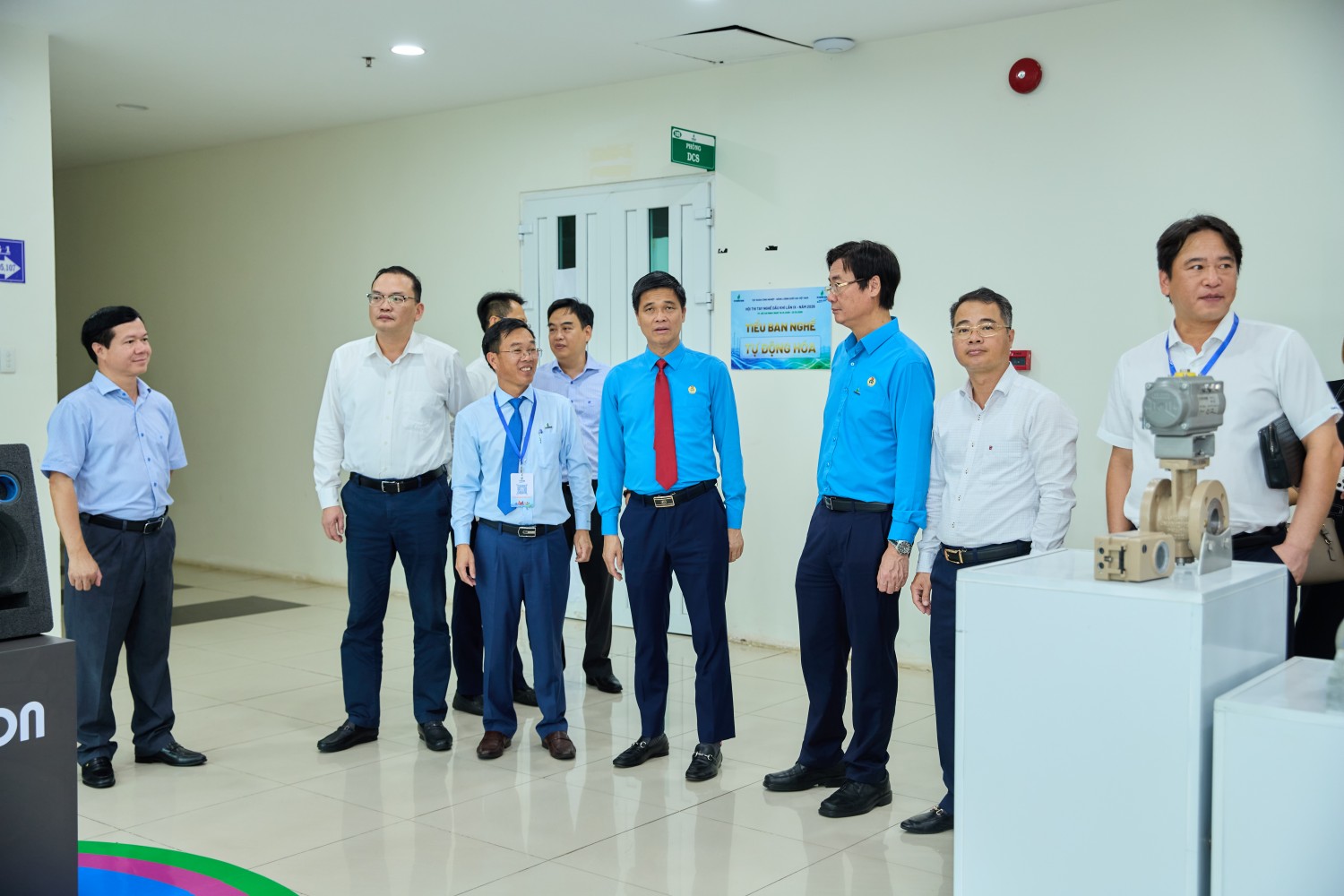 Ông Ngọ Duy Hiểu, Phó Chủ tịch thường trực Tổng Liên đoàn Lao động Việt Nam; ông Nguyễn Mạnh Kha, Chủ tịch Công đoàn PETROVIETNAM cùng các đại biểu tham quan khu vực diễn ra hội thi.