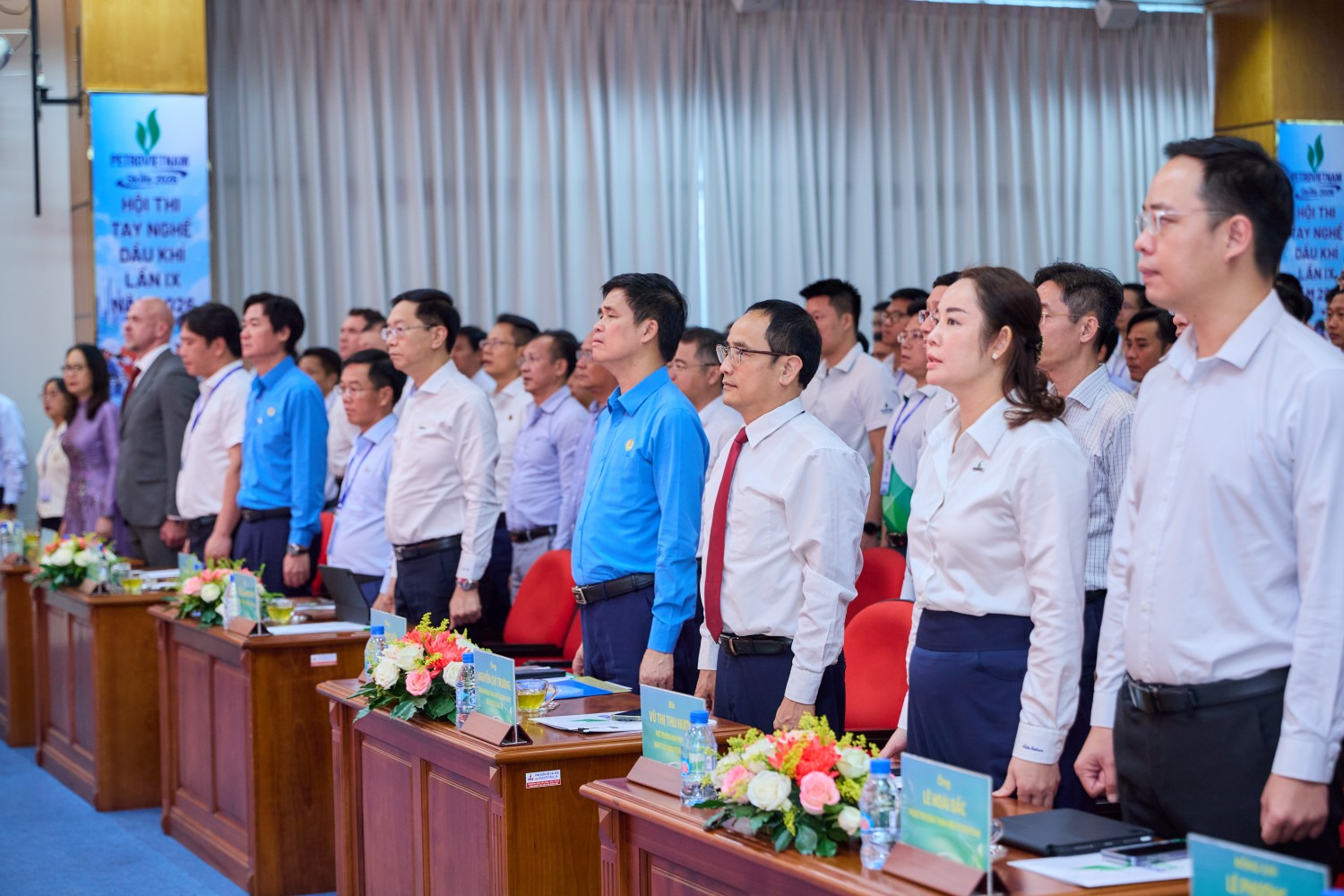 Các đại biểu chào cờ tại lễ bế mạc hội thi.