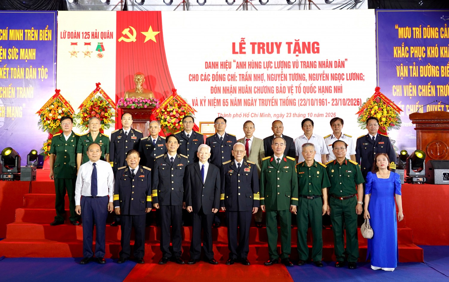 Đoàn công tác Hội Cựu chiến binh Bộ máy QL&ĐH PETROVIETNAM cùng nguyên Chủ tịch nước Nguyễn Minh Triết.