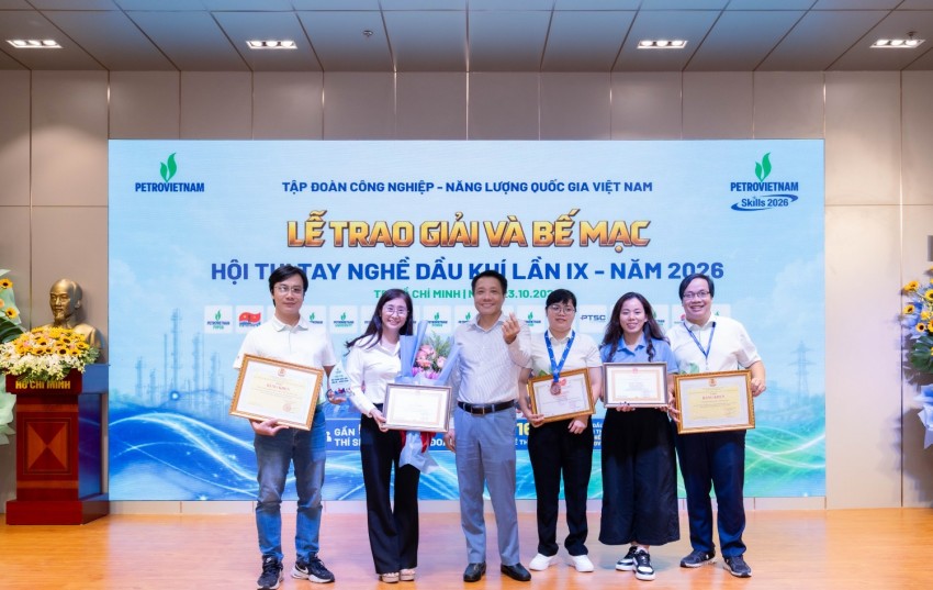 Thầy trò PVU vui mừng tại lễ bế mạc Hội thi Tay nghề Dầu khí lần thứ IX - năm 2026.