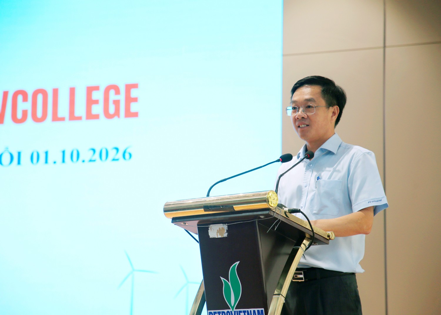 Ông Ngô Xuân Hưng, Hiệu trưởng PVCollege phát biểu tại buổi họp mặt.