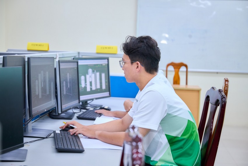 Sinh viên PVU tham gia tranh tài ở nghề “Vận hành nhà máy lọc dầu”.