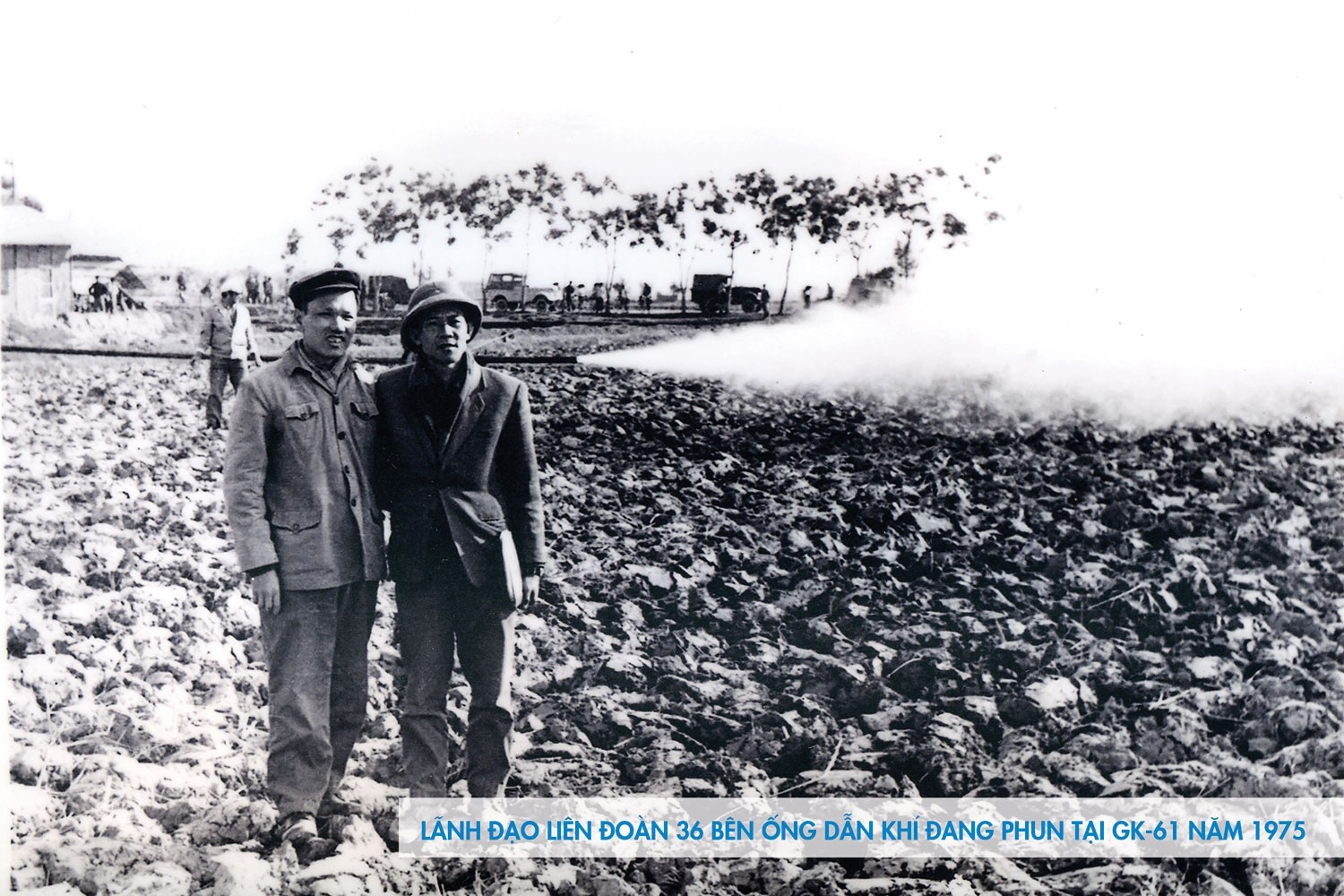 Lãnh đạo Liên đoàn 36 Dầu khí bên ống dẫn khí đang phun tại giếng GK 61 năm 1975 - Ảnh tư liệu