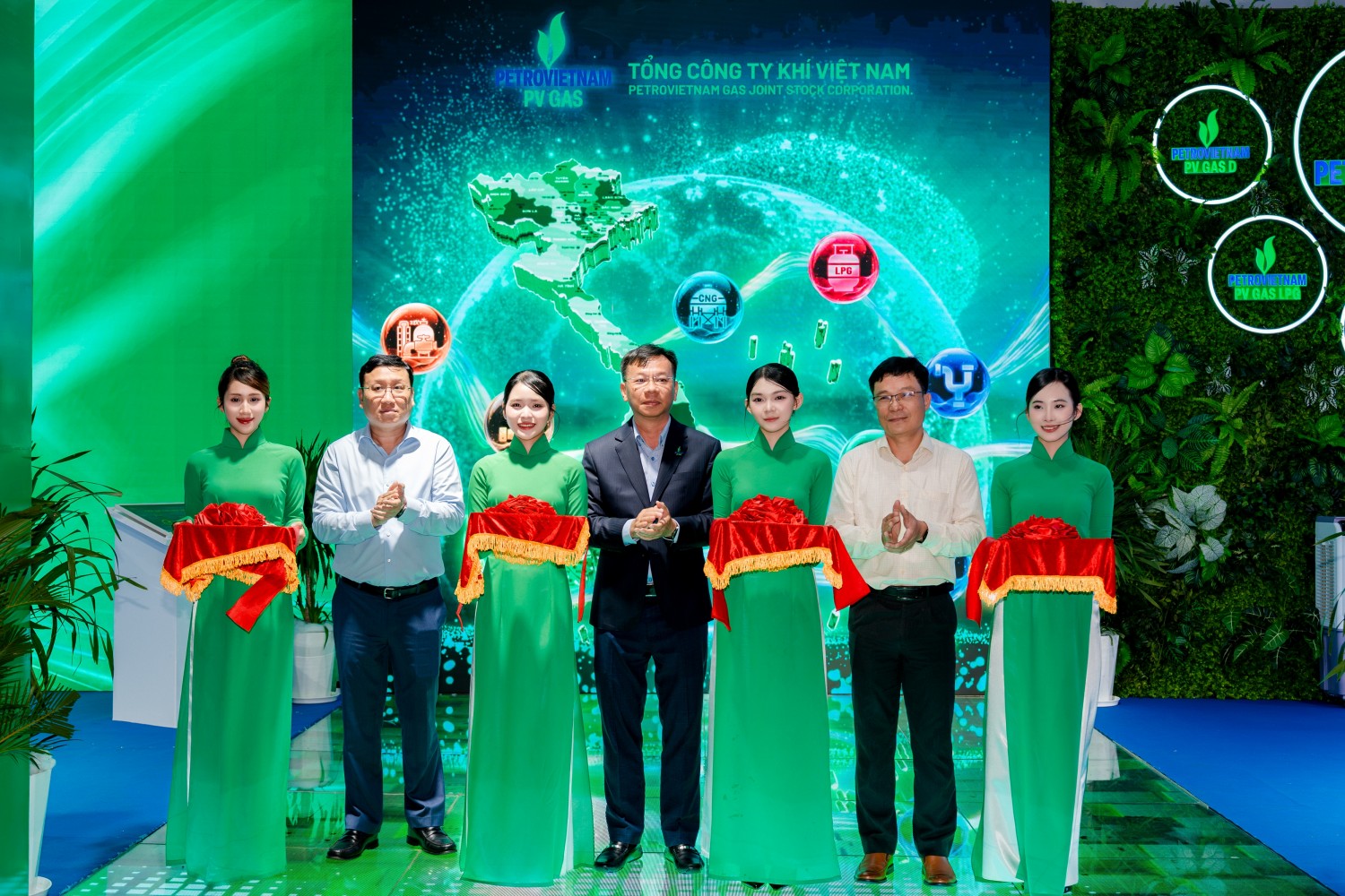 Đại diện lãnh đạo PV GAS thực hiện nghi thức cắt băng khai trương gian hàng triển lãm của đơn vị tại GRECO 2026.