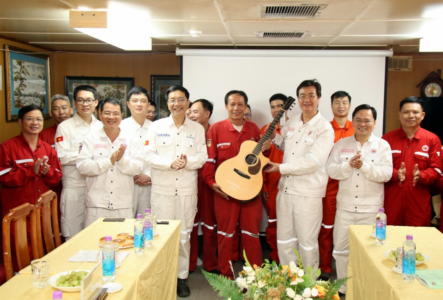 Ông Nguyễn Anh Tuấn - Chủ tịch Tổng LĐLĐVN; ông Trần Quang Dũng - Phó Bí thư thường trực Đảng ủy PETROVIETNAM; ông Nguyễn Mạnh Kha - Chủ tịch Công đoàn PETROVIETNAM thăm và động viên người lao động trên công trình biển của Liên doanh Vietsovpetro