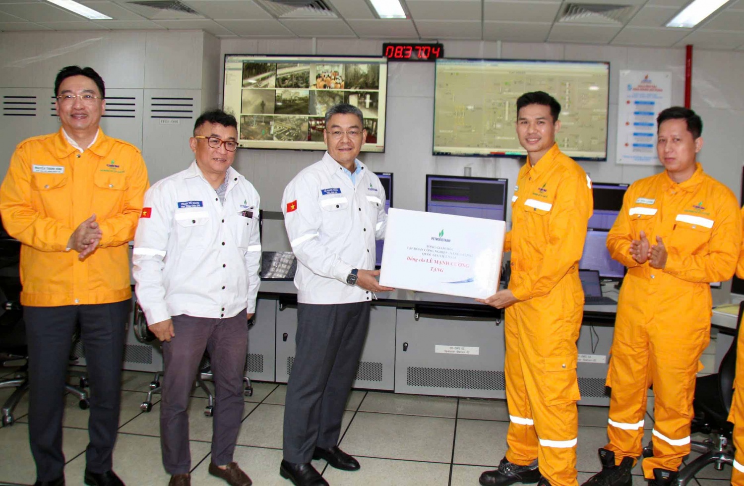 Tổng Giám đốc PETROVIETNAM Lê Mạnh Cường và đoàn công tác đến thăm, động viên cán bộ, người lao động Nhà máy Xử lý khí Cà Mau.