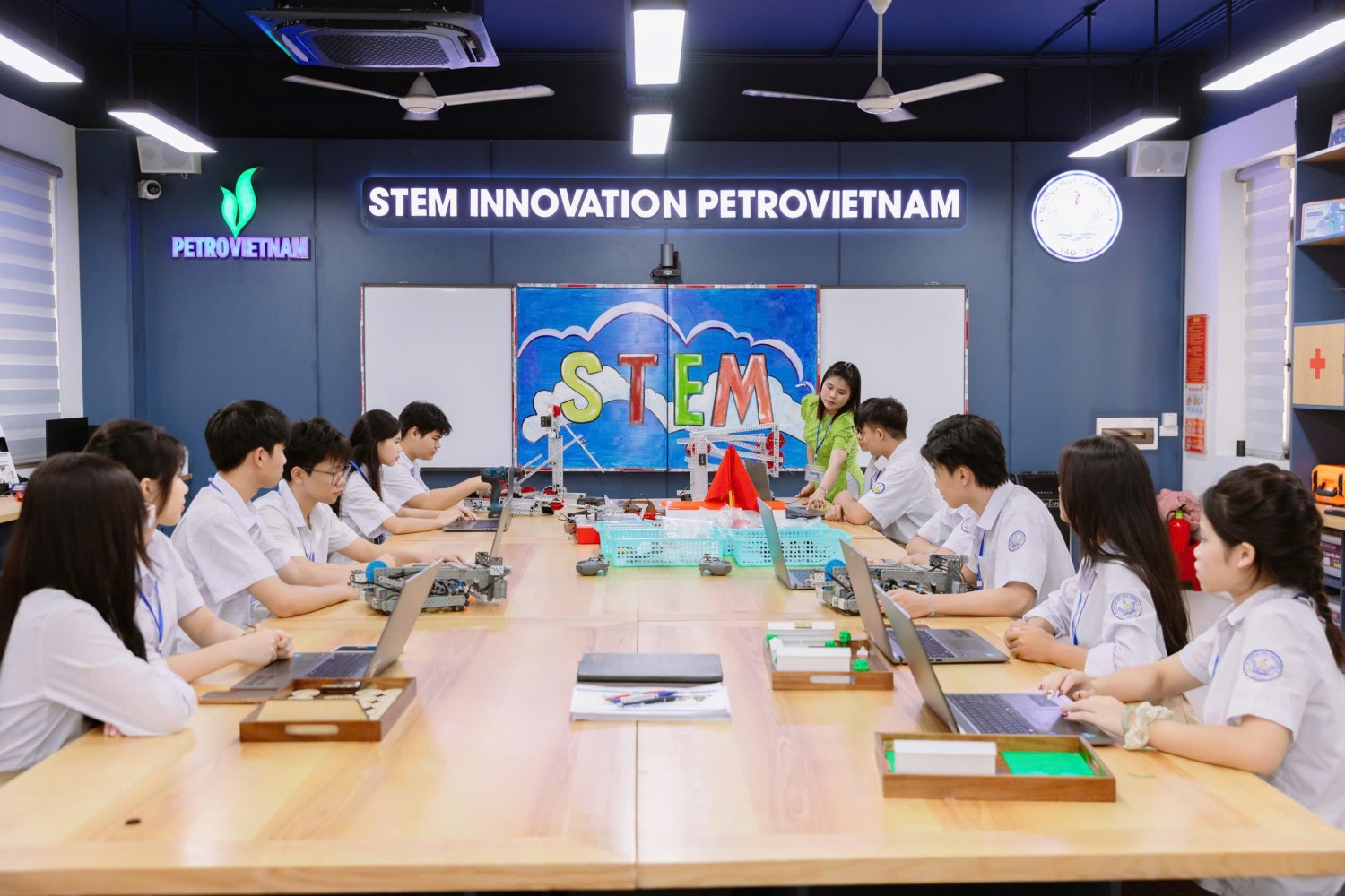 Phòng Lab STEM Innovation PETROVIETNAM được đầu tư nhiều trang thiết bị hiện đại, đạt chuẩn quốc tế.