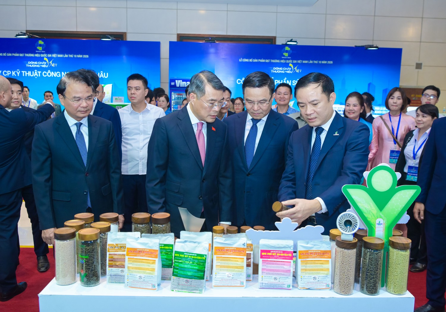 Chủ tịch HĐTV PETROVIETNAM Lê Ngọc Sơn giới thiệu các sản phẩm trong hệ sinh thái PETROVIETNAM với Thủ tướng Chính phủ Lê Minh Hưng, Bộ trưởng Bộ Công Thương Lê Mạnh Hùng