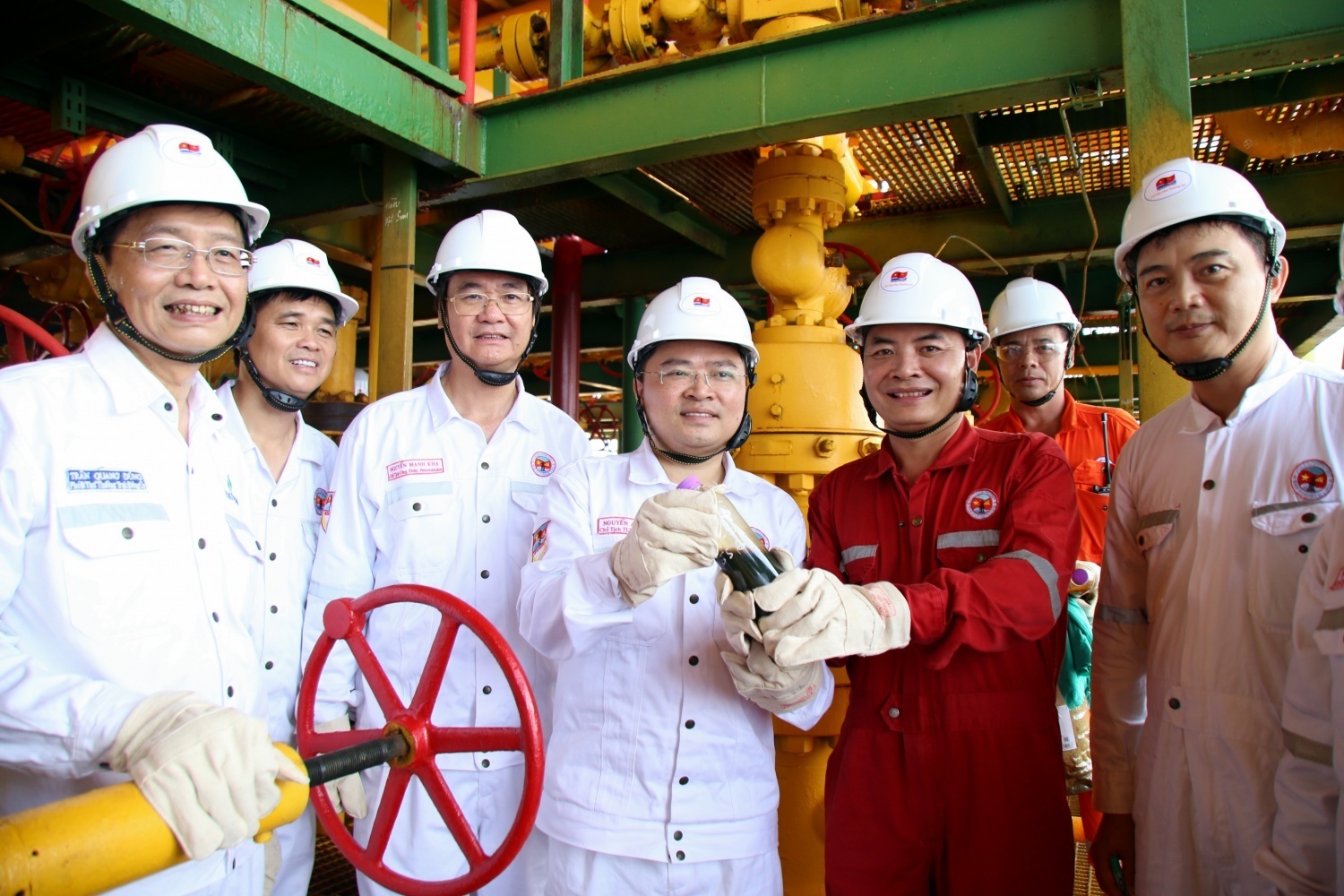 Chủ tịch Tổng Liên đoàn Lao động Việt Nam Nguyễn Anh Tuấn, Phó Bí thư Thường trực Đảng ủy PETROVIETNAM Trần Quang Dũng, lãnh đạo Tổng Liên đoàn, Công đoàn Tập đoàn thăm hỏi, động viên người lao động PETROVIETNAM trên giàn CNTT số 2 mỏ Bạch Hổ.