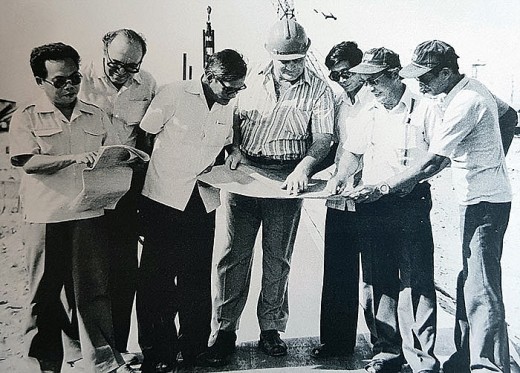 Chuyên gia Liên Xô và cán bộ Việt Nam cùng chỉ đạo xây dựng Cảng Vietsovpetro (năm 1981). Ảnh tư liệu