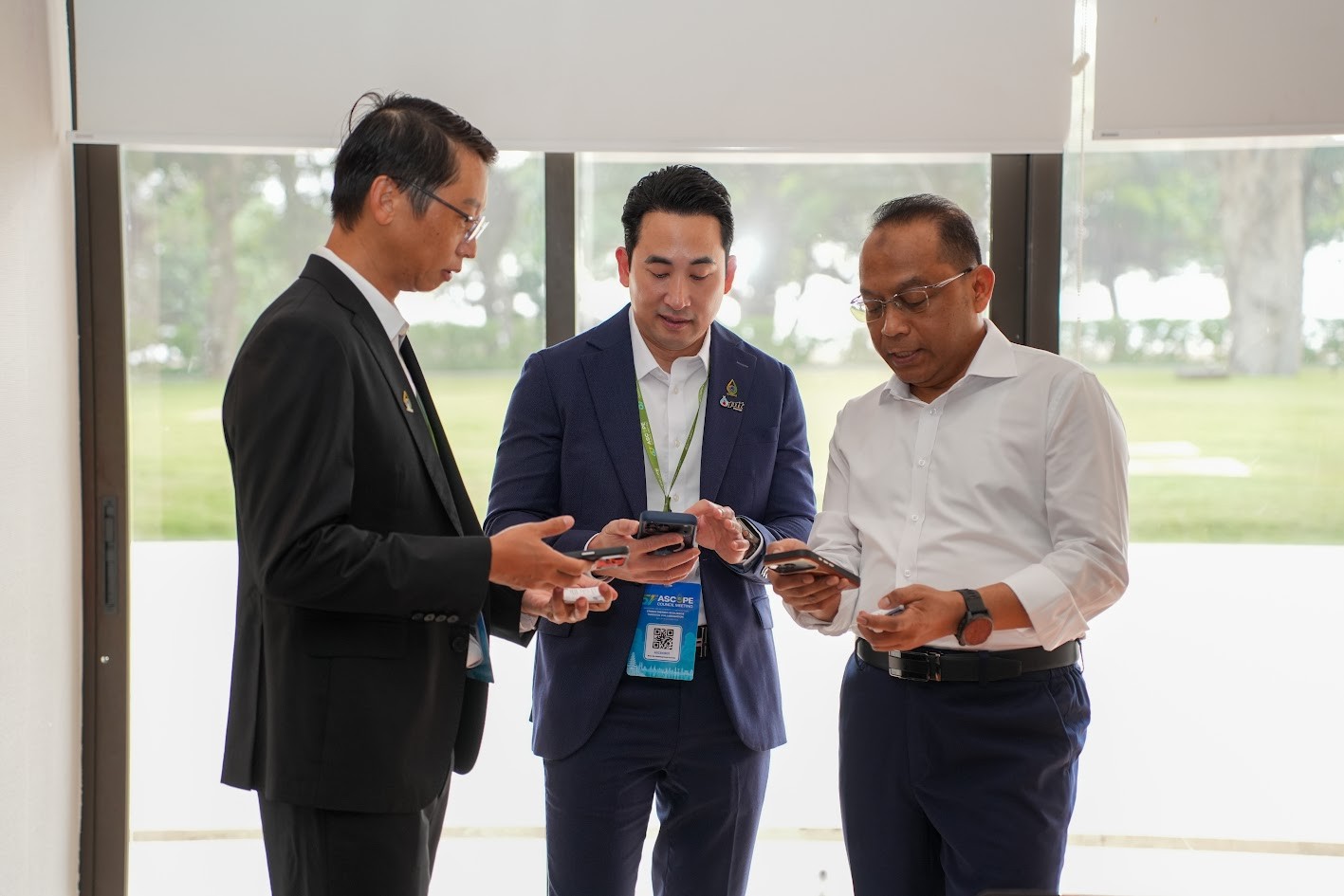 Thành viên HĐTV PETROVIETNAM Trần Hồng Nam trao đổi với các đối tác.