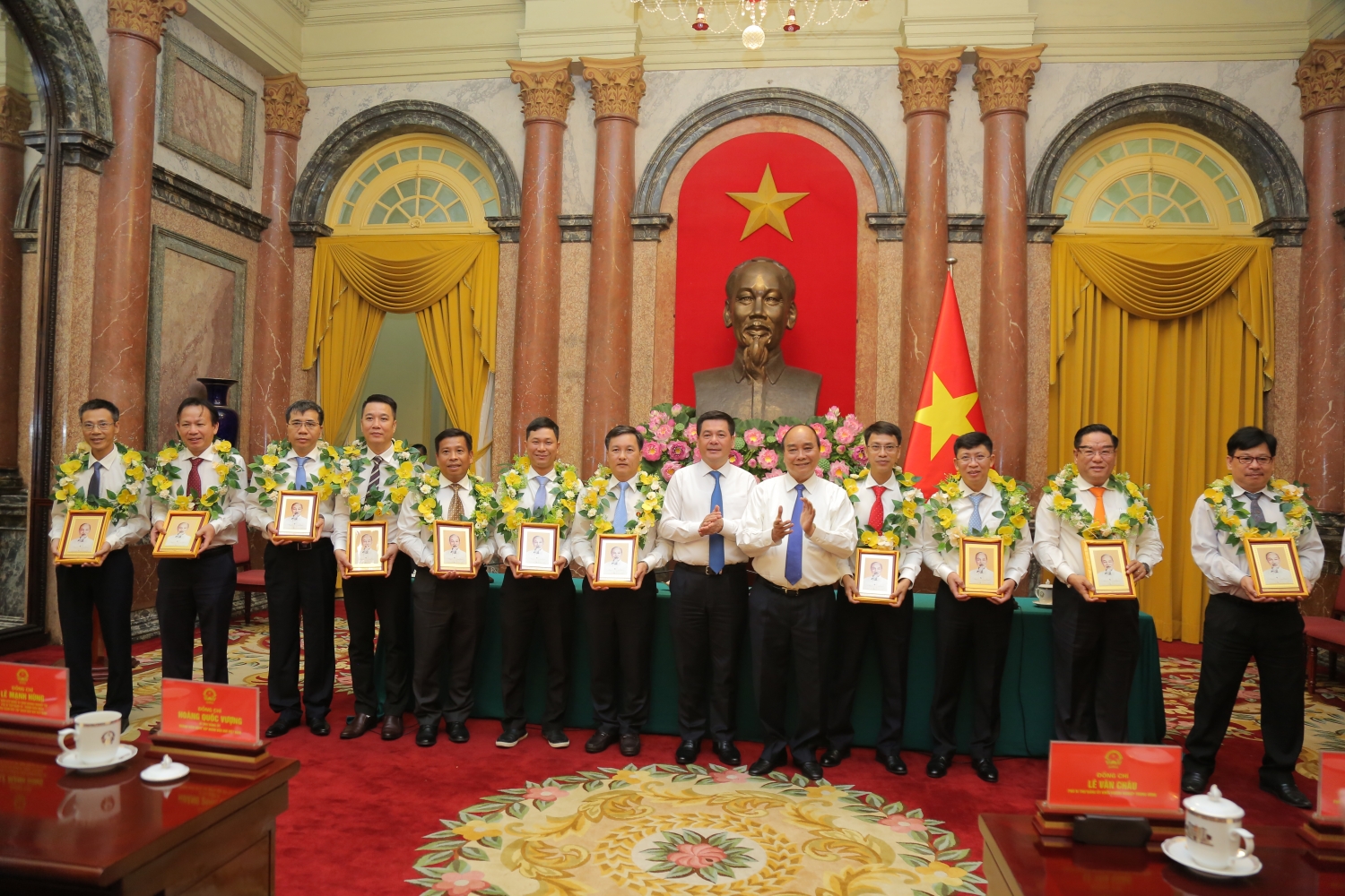 Chủ tịch nước Nguyễn Xuân Phúc gặp mặt người lao động Dầu khí tiêu biểu trong phong trào thi đua “Lao động giỏi, lao động sáng tạo” Chủ tịch nước Nguyễn Xuân Phúc: Ngành Dầu khí phải giữ vững bản lĩnh, tinh thần
