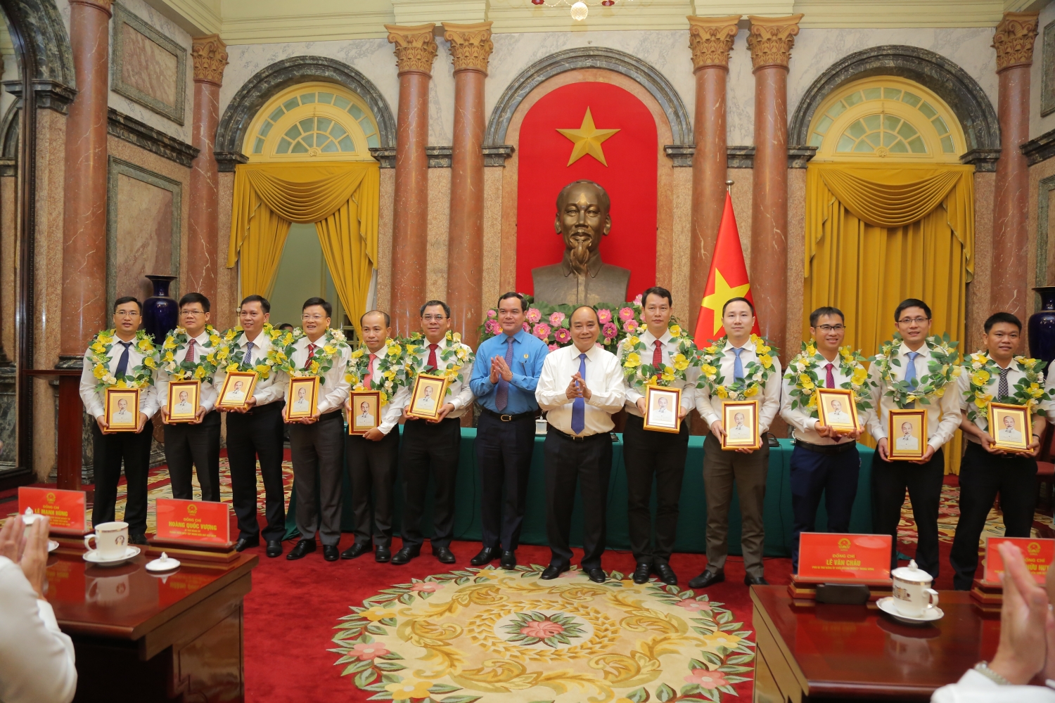 Chủ tịch nước Nguyễn Xuân Phúc gặp mặt người lao động Dầu khí tiêu biểu trong phong trào thi đua “Lao động giỏi, lao động sáng tạo” Chủ tịch nước Nguyễn Xuân Phúc: Ngành Dầu khí phải giữ vững bản lĩnh, tinh thần