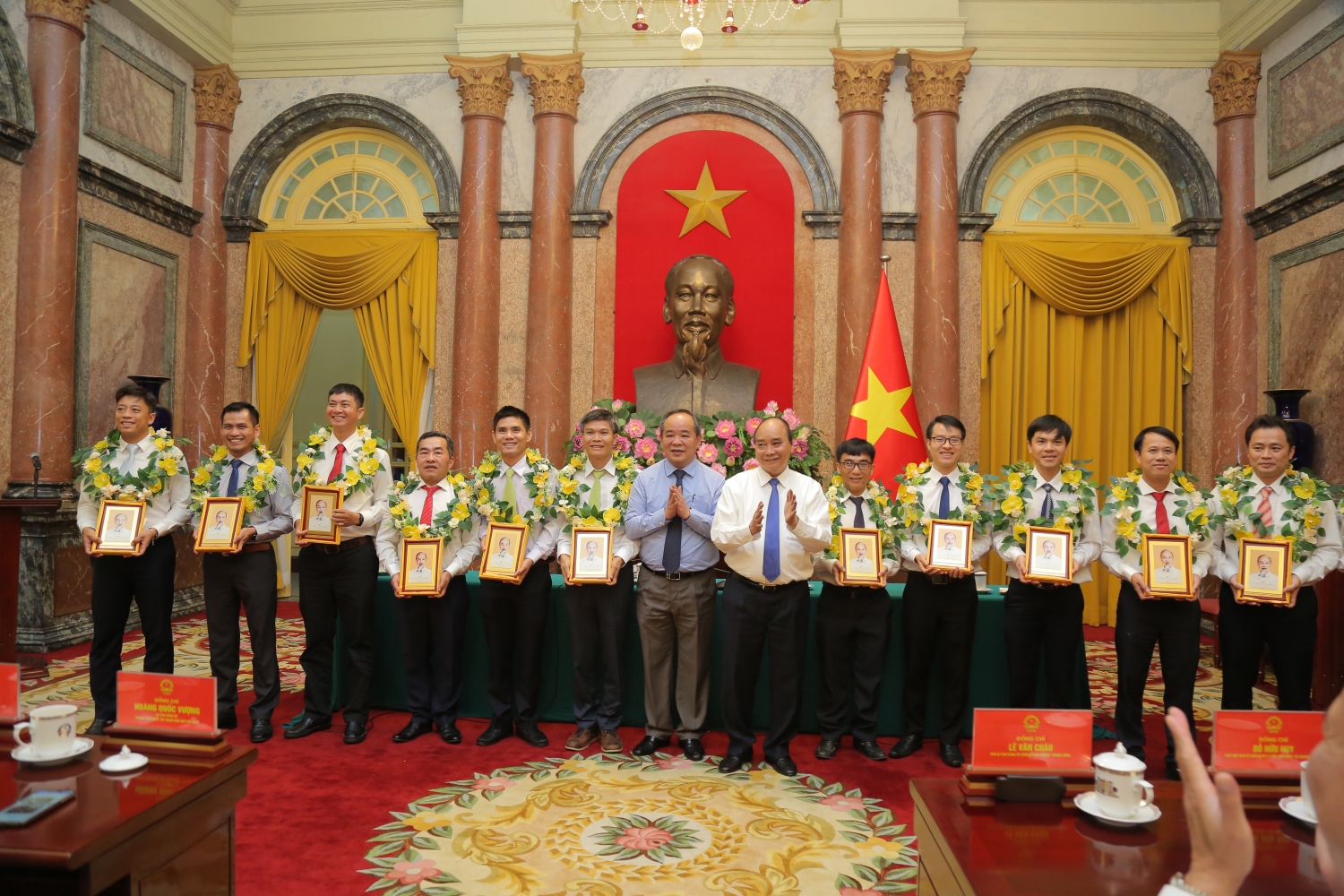 Chủ tịch nước Nguyễn Xuân Phúc gặp mặt người lao động Dầu khí tiêu biểu trong phong trào thi đua “Lao động giỏi, lao động sáng tạo” Chủ tịch nước Nguyễn Xuân Phúc: Ngành Dầu khí phải giữ vững bản lĩnh, tinh thần