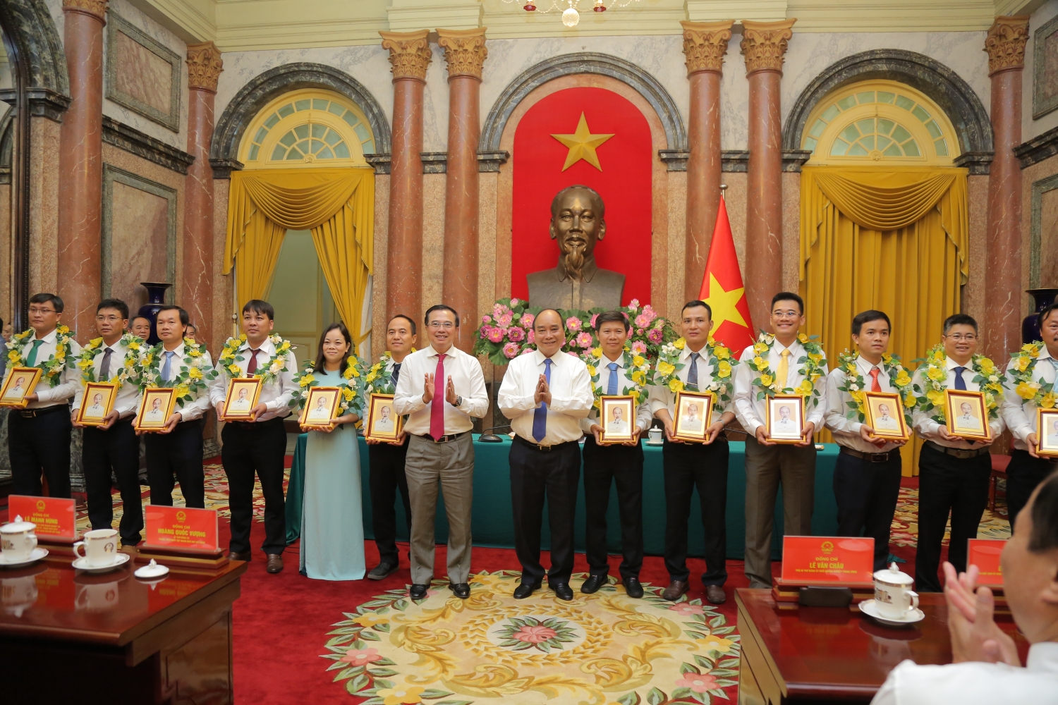 Chủ tịch nước Nguyễn Xuân Phúc gặp mặt người lao động Dầu khí tiêu biểu trong phong trào thi đua “Lao động giỏi, lao động sáng tạo” Chủ tịch nước Nguyễn Xuân Phúc: Ngành Dầu khí phải giữ vững bản lĩnh, tinh thần