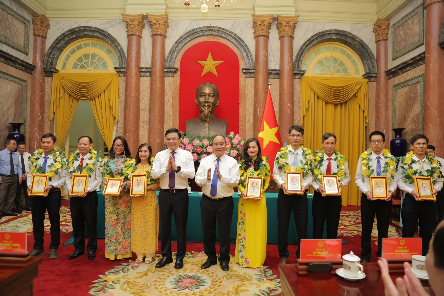 Chủ tịch nước Nguyễn Xuân Phúc gặp mặt người lao động Dầu khí tiêu biểu trong phong trào thi đua “Lao động giỏi, lao động sáng tạo” Chủ tịch nước Nguyễn Xuân Phúc: Ngành Dầu khí phải giữ vững bản lĩnh, tinh thần