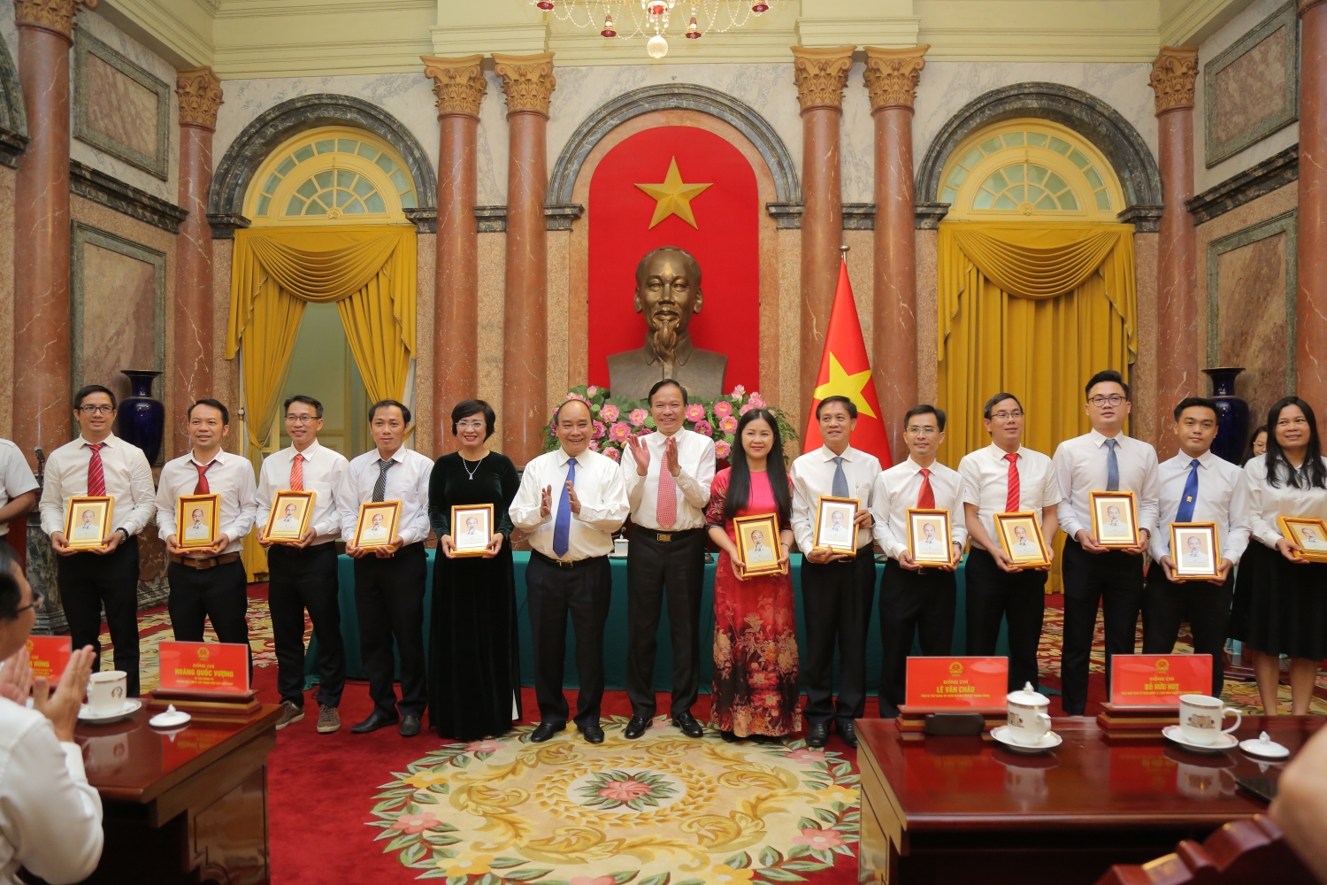 Chủ tịch nước Nguyễn Xuân Phúc gặp mặt người lao động Dầu khí tiêu biểu trong phong trào thi đua “Lao động giỏi, lao động sáng tạo” Chủ tịch nước Nguyễn Xuân Phúc: Ngành Dầu khí phải giữ vững bản lĩnh, tinh thần